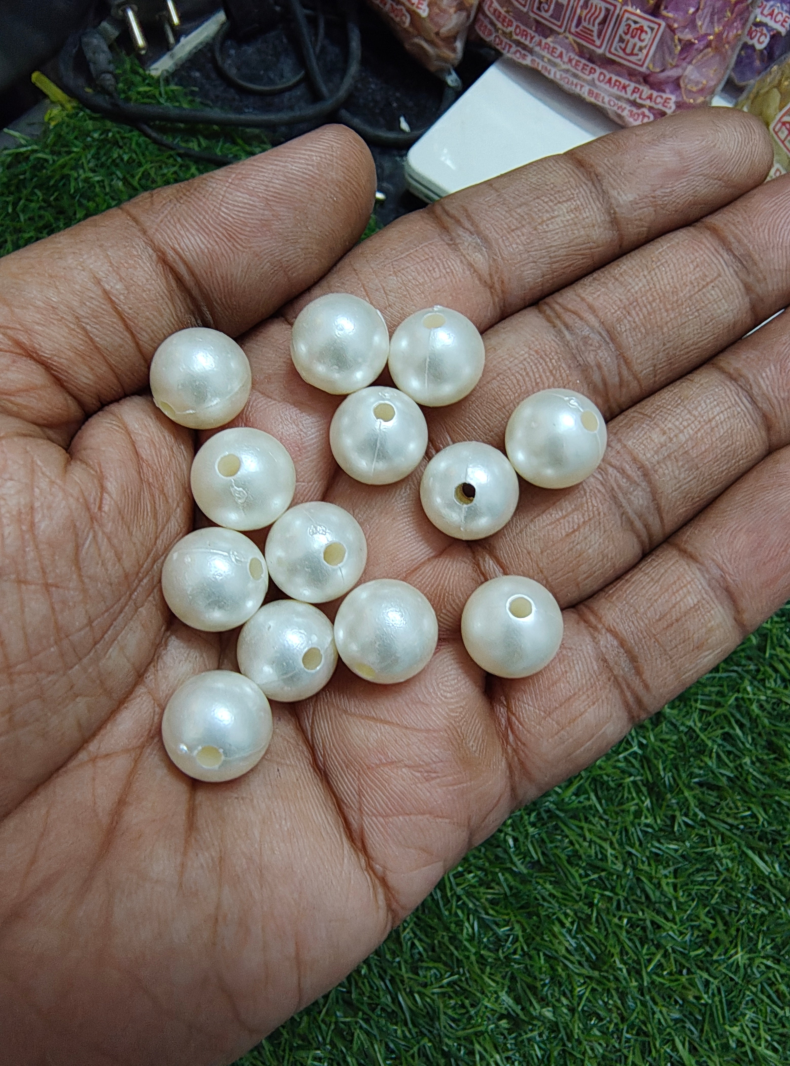 Acrylic pearl beads