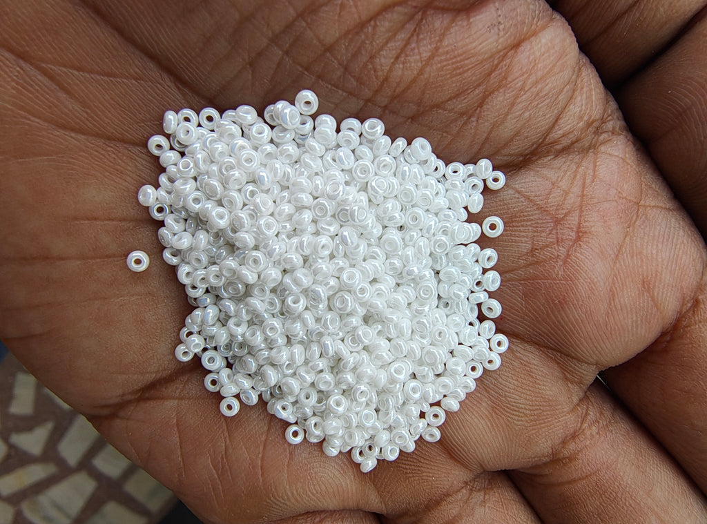 1.5mm seedbeads white/ off-white