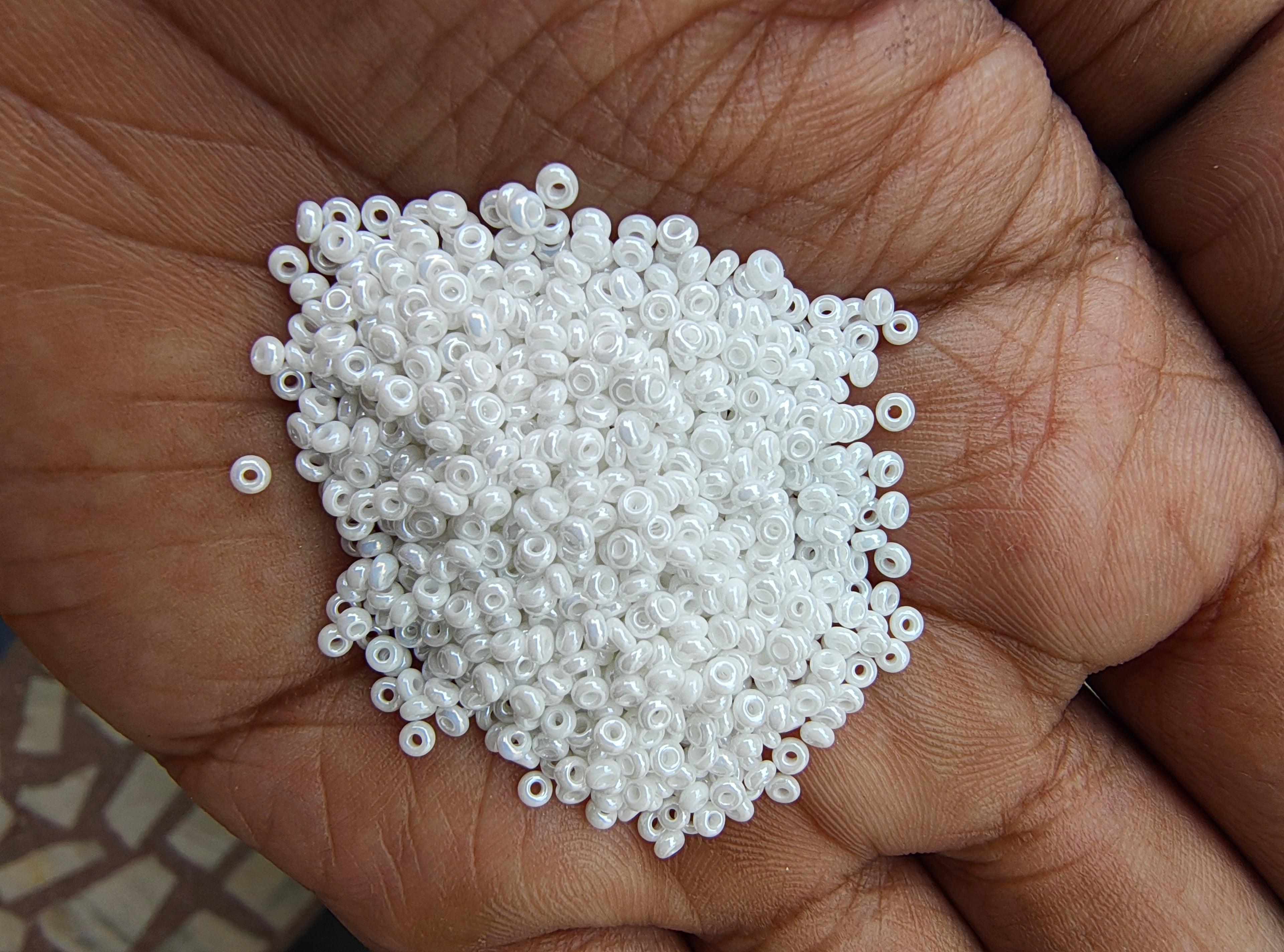 1.5mm seedbeads white/ off-white ( SB6002 )