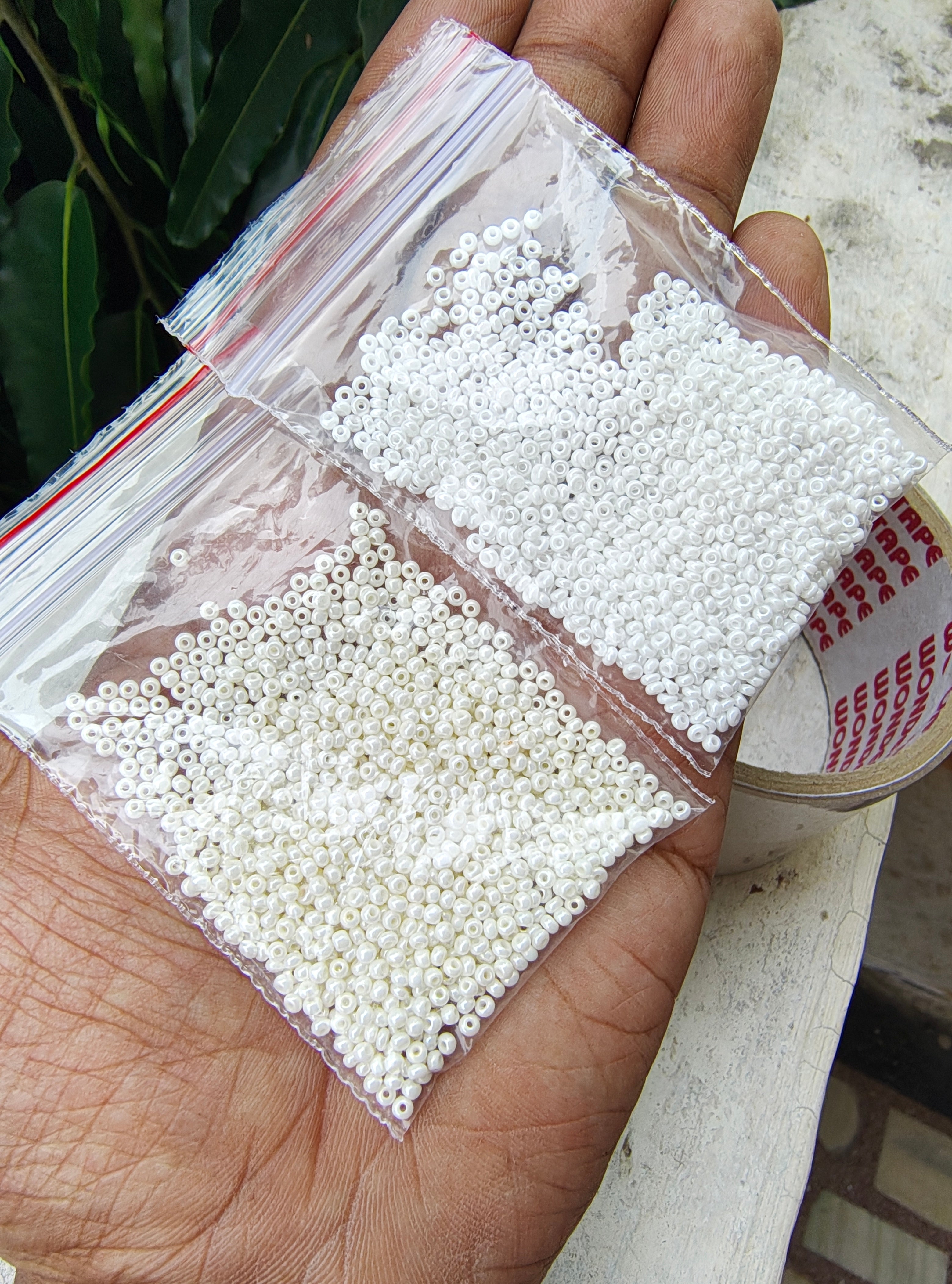 1.5mm seedbeads white/ off-white ( SB6002 )