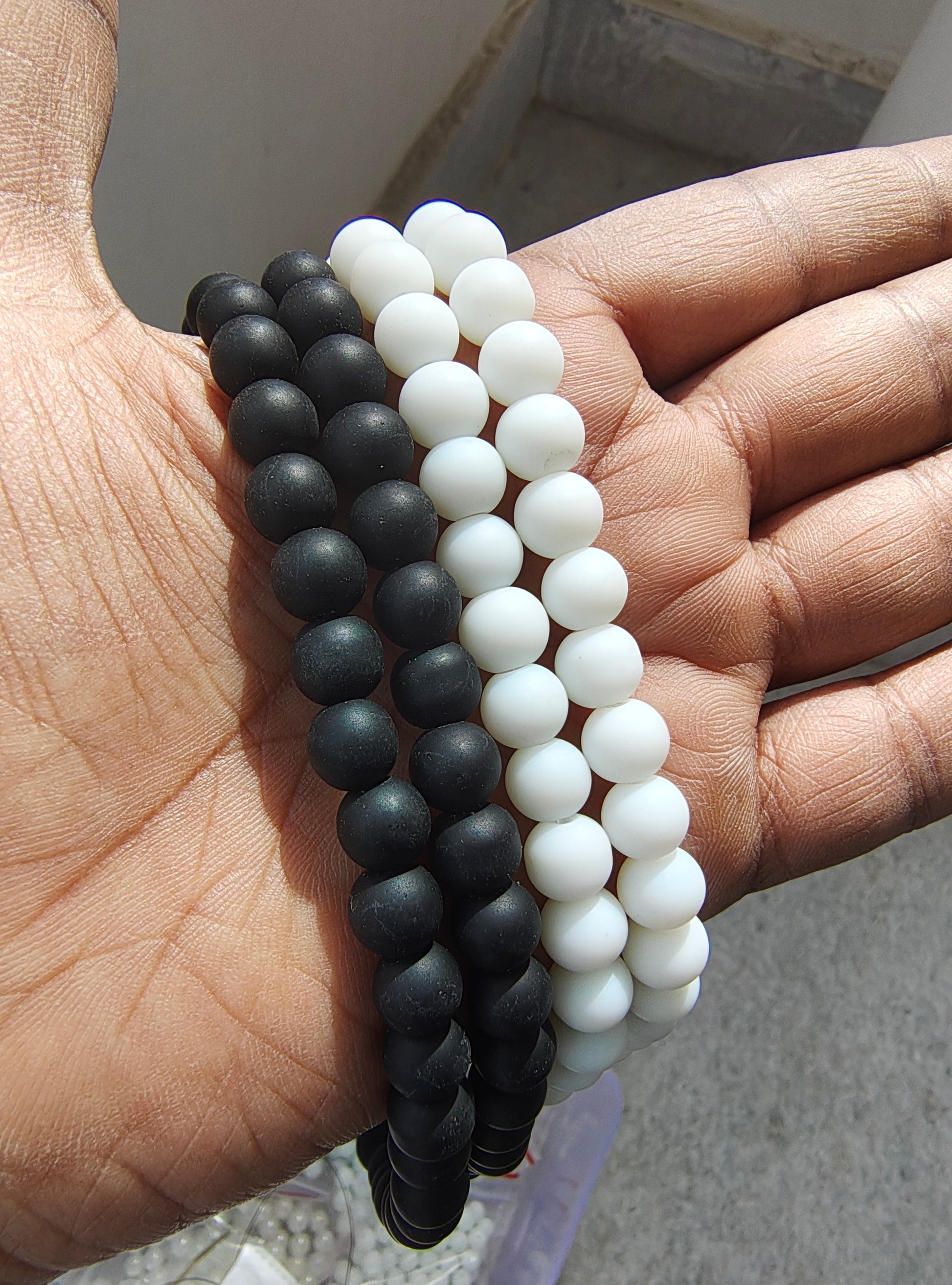 8mm black/white matt glass beads