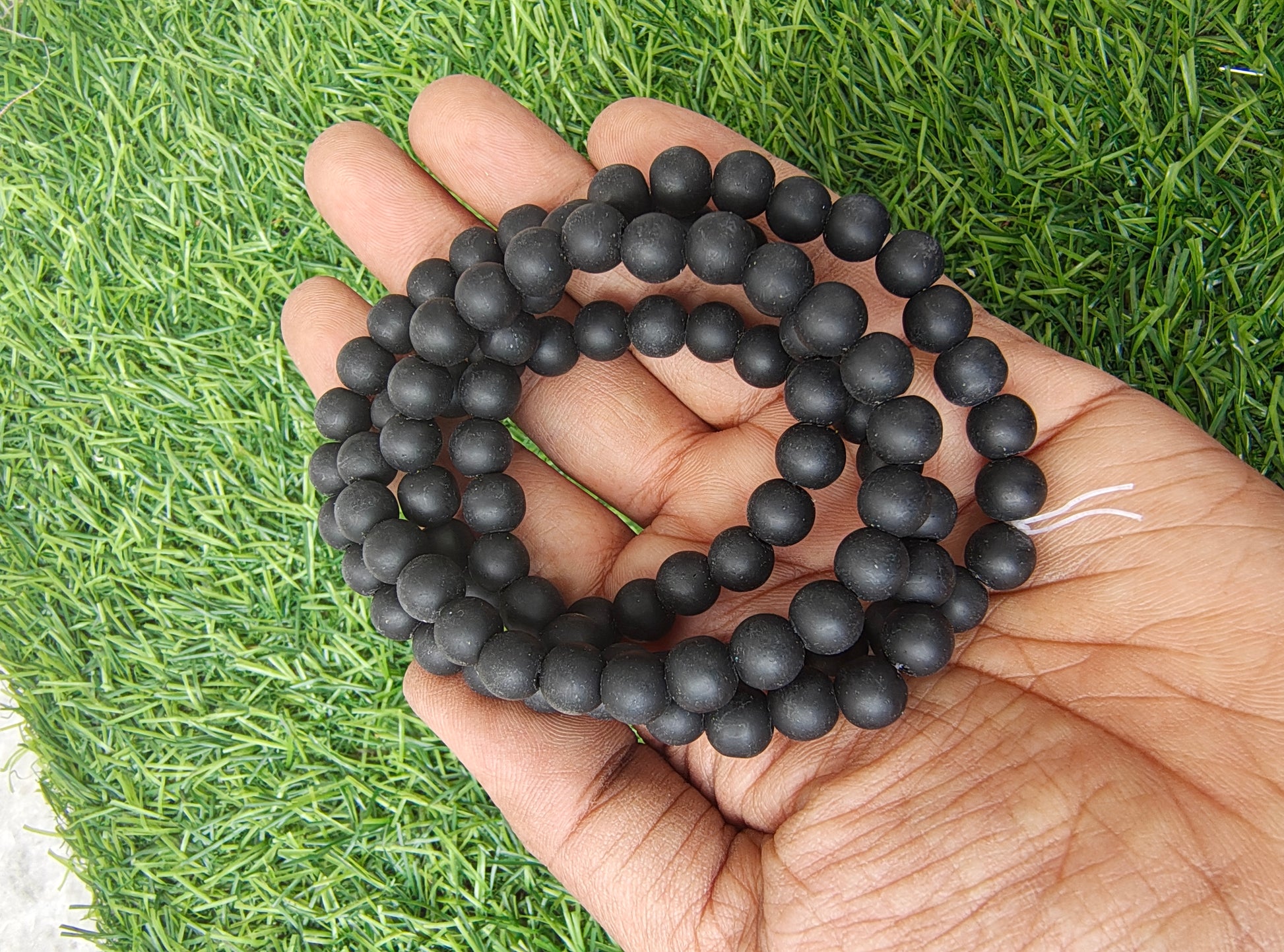 8mm black/white matt glass beads