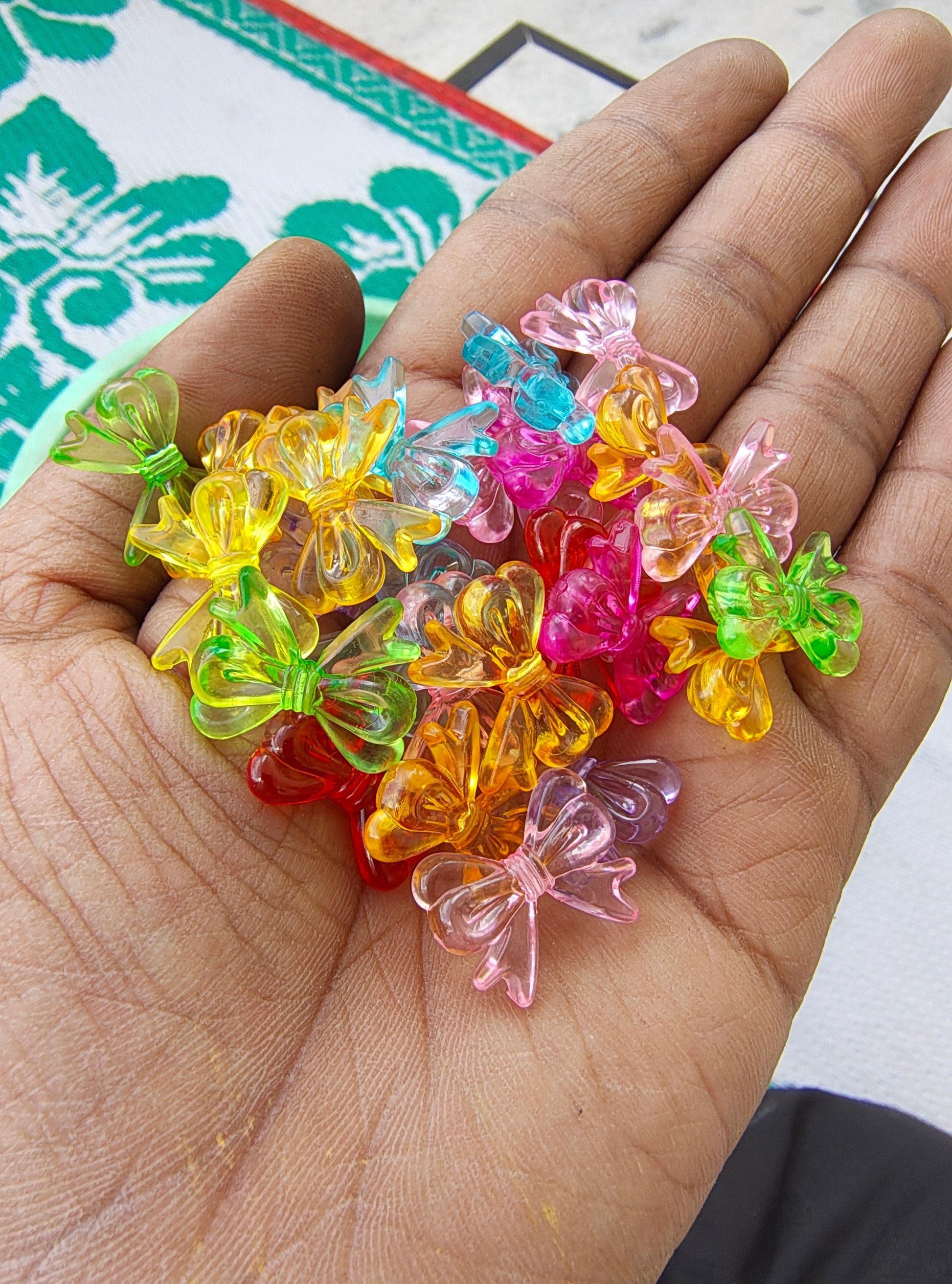 Mix colour acrylic bow beads 108