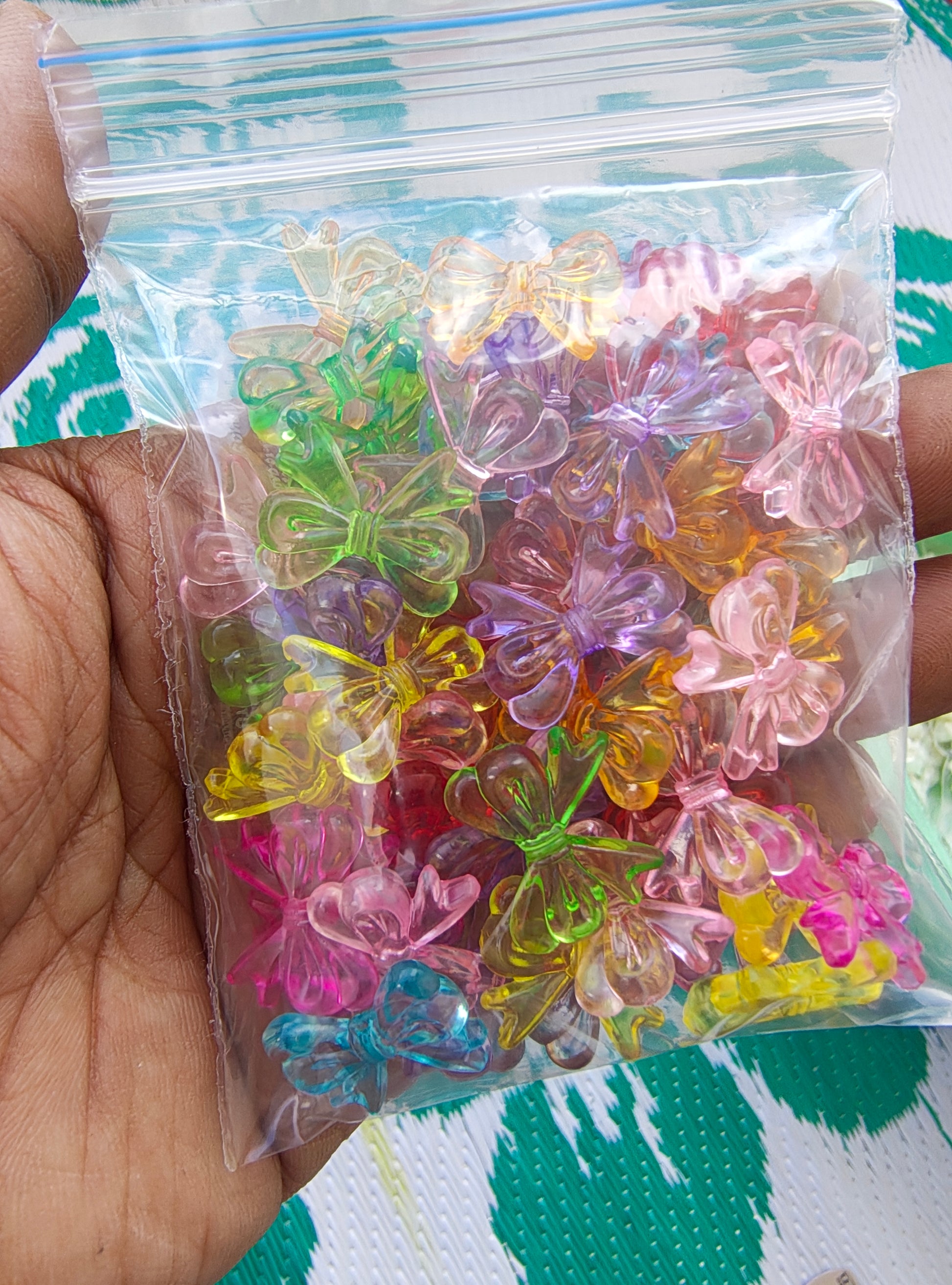 Mix colour acrylic bow beads 108