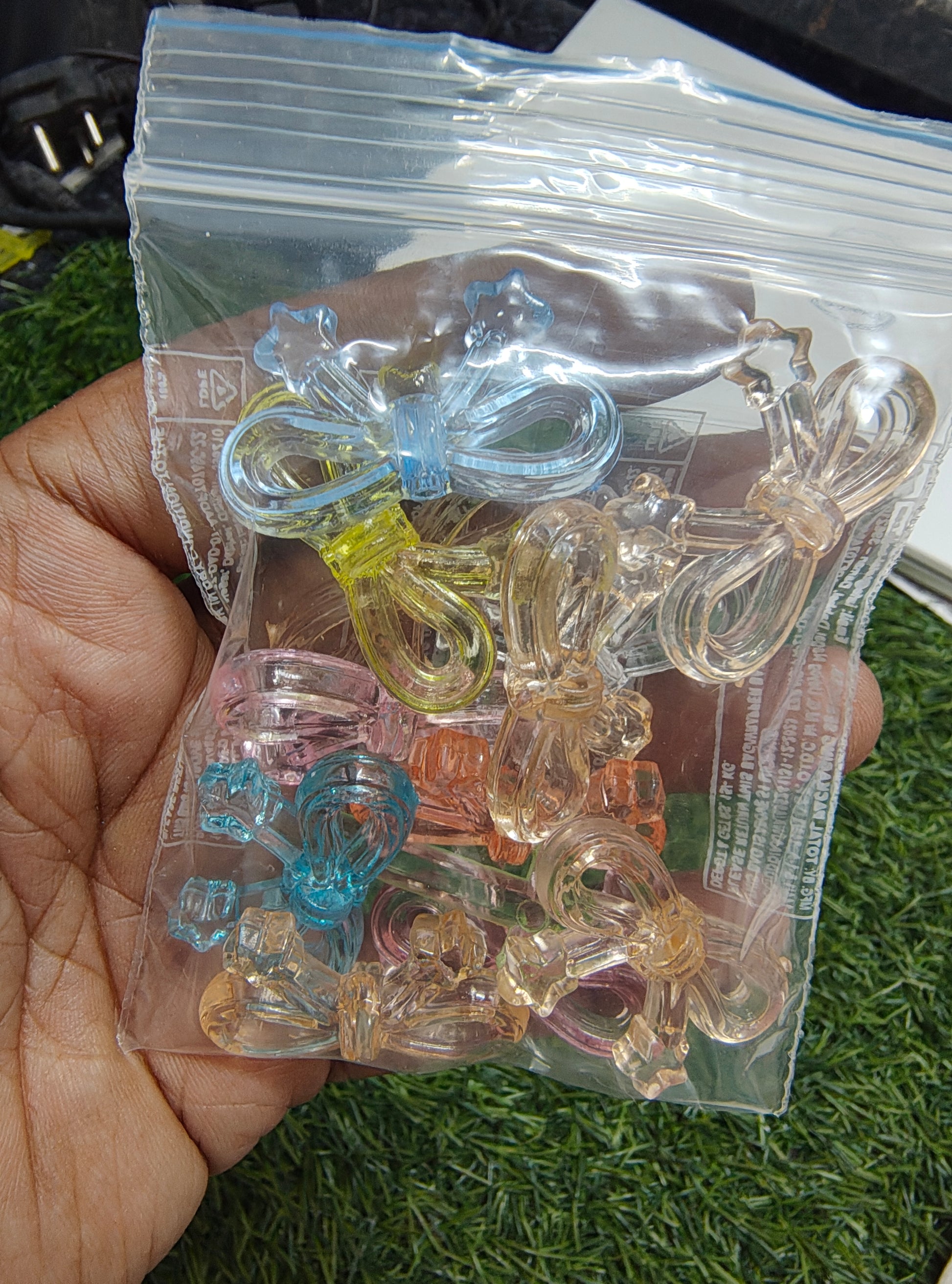 Mix colour acrylic bow beads 112