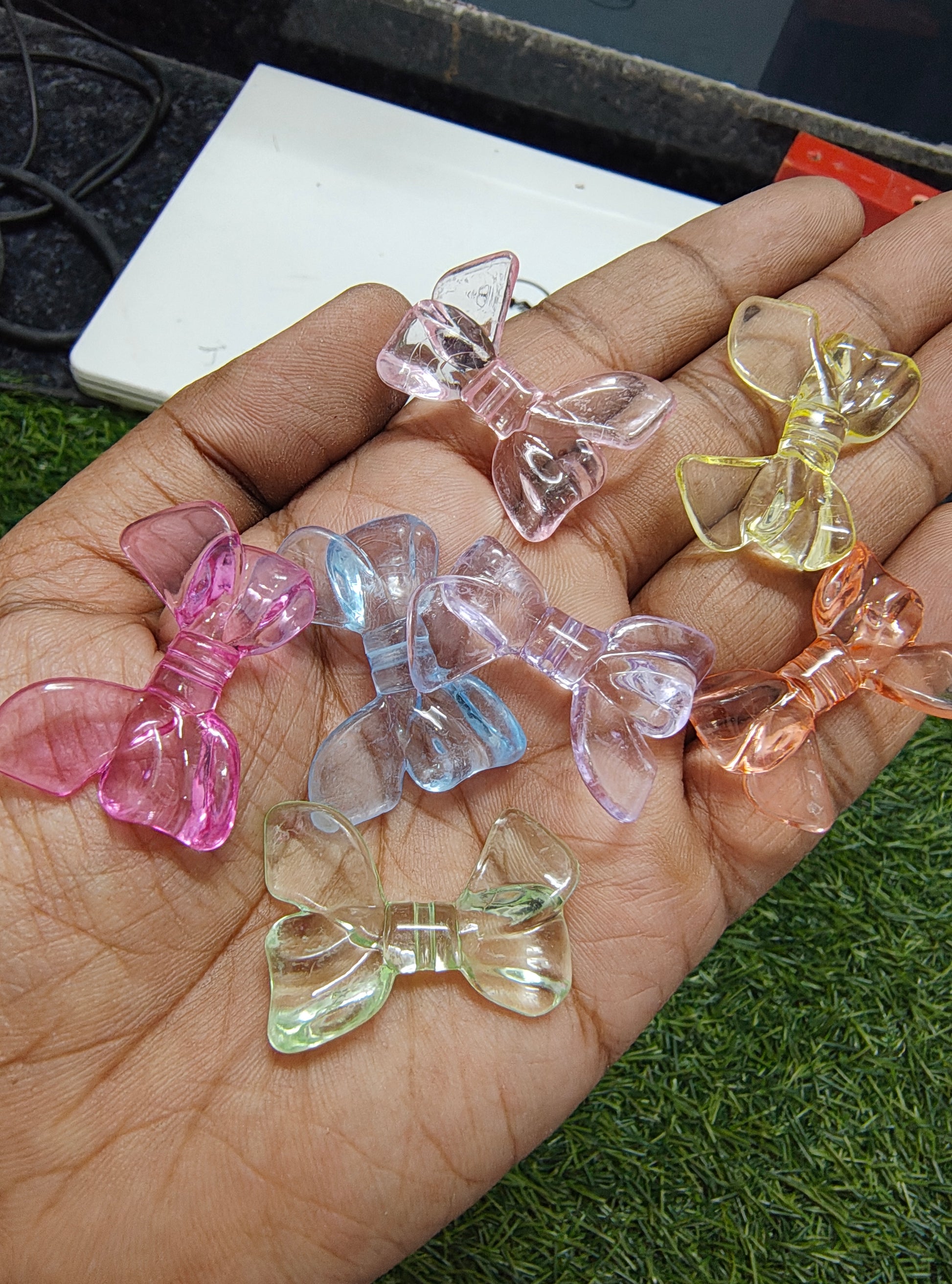 Mix colour acrylic bow beads 109