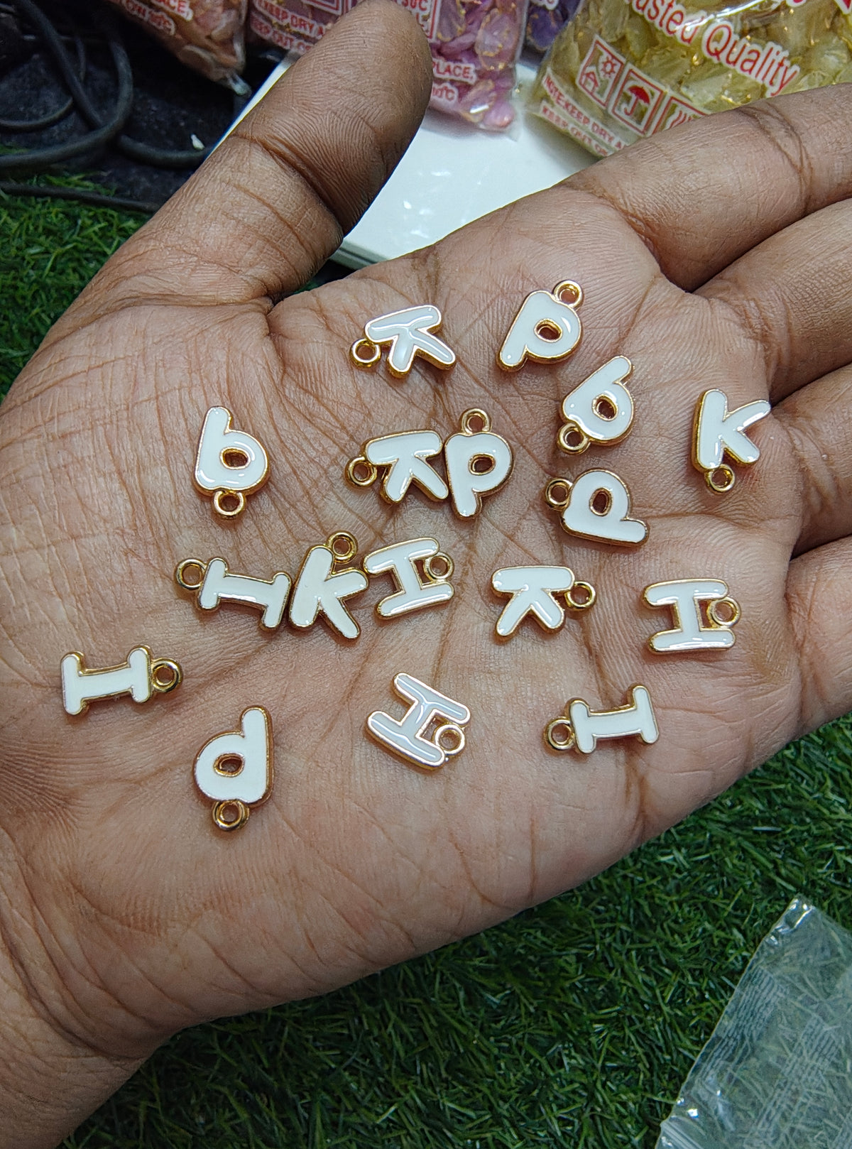 Enamal black/white alphabet letters charm ( EC1004 )