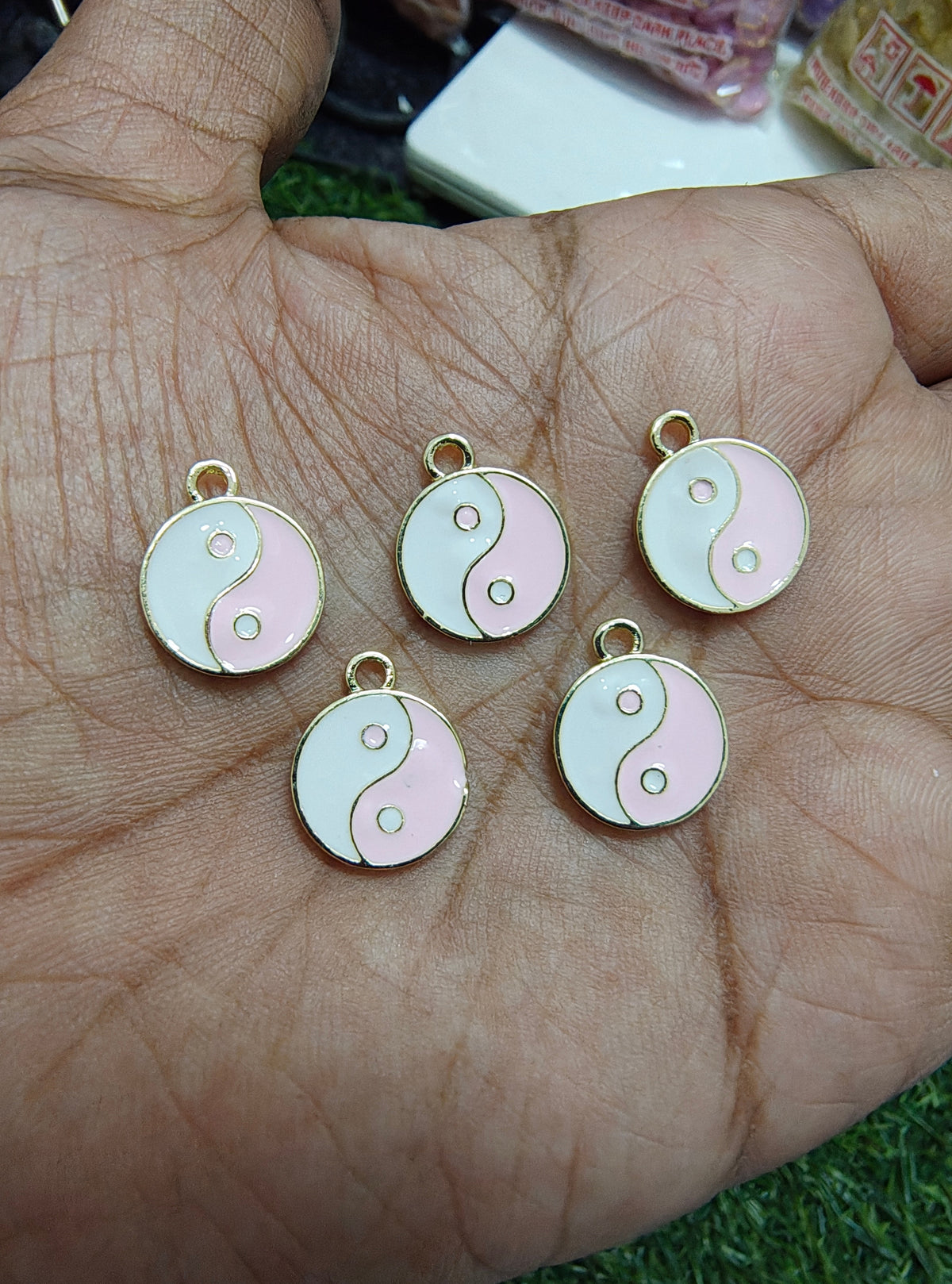 Pink ying-yang charm ( EC1014 )