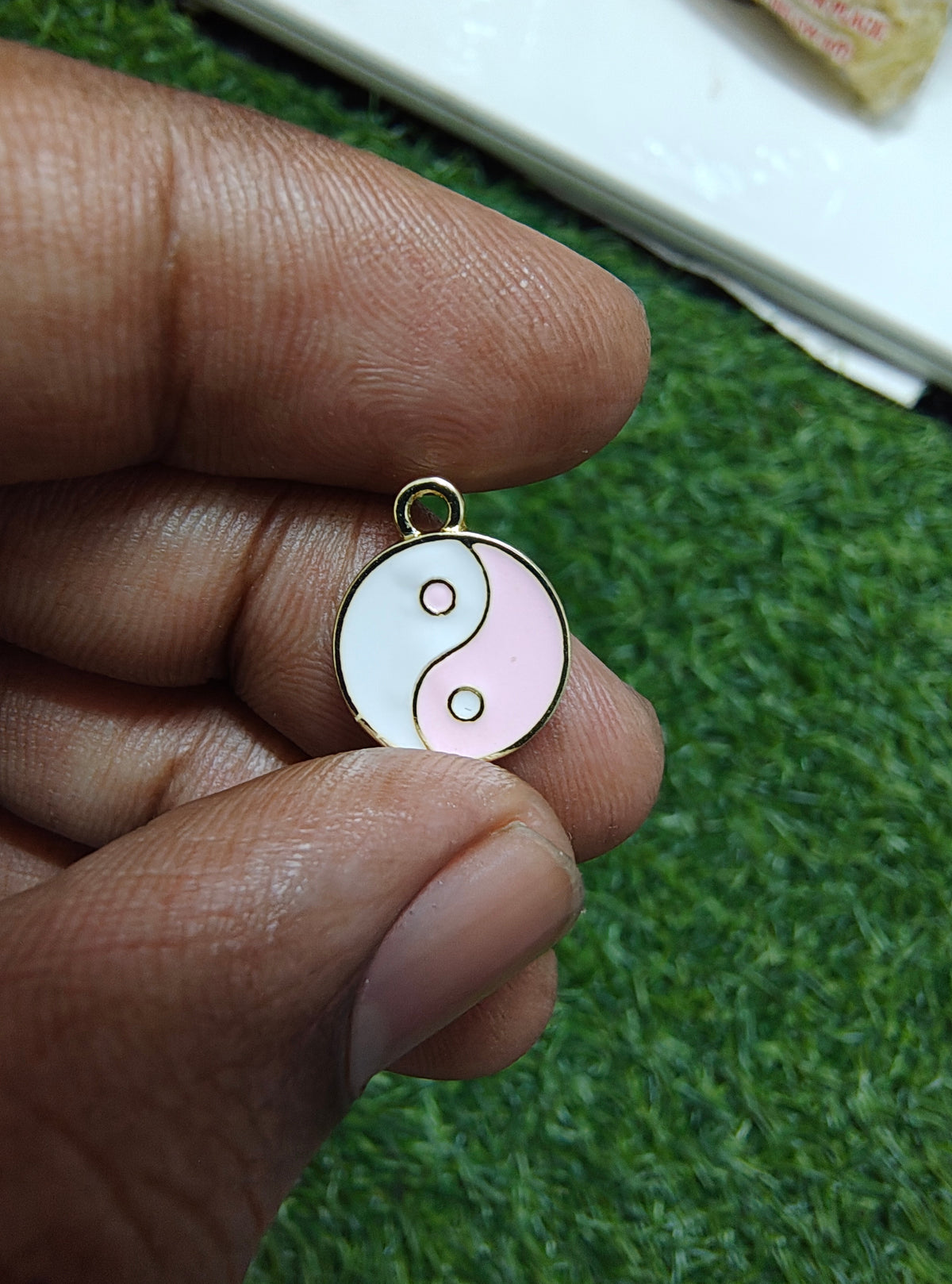 Pink ying-yang charm ( EC1014 )