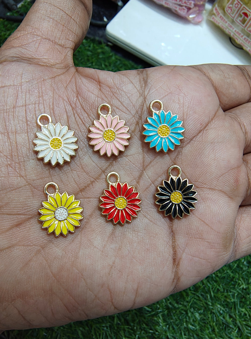 Medium size daisy enamal charm ( EC1019 )