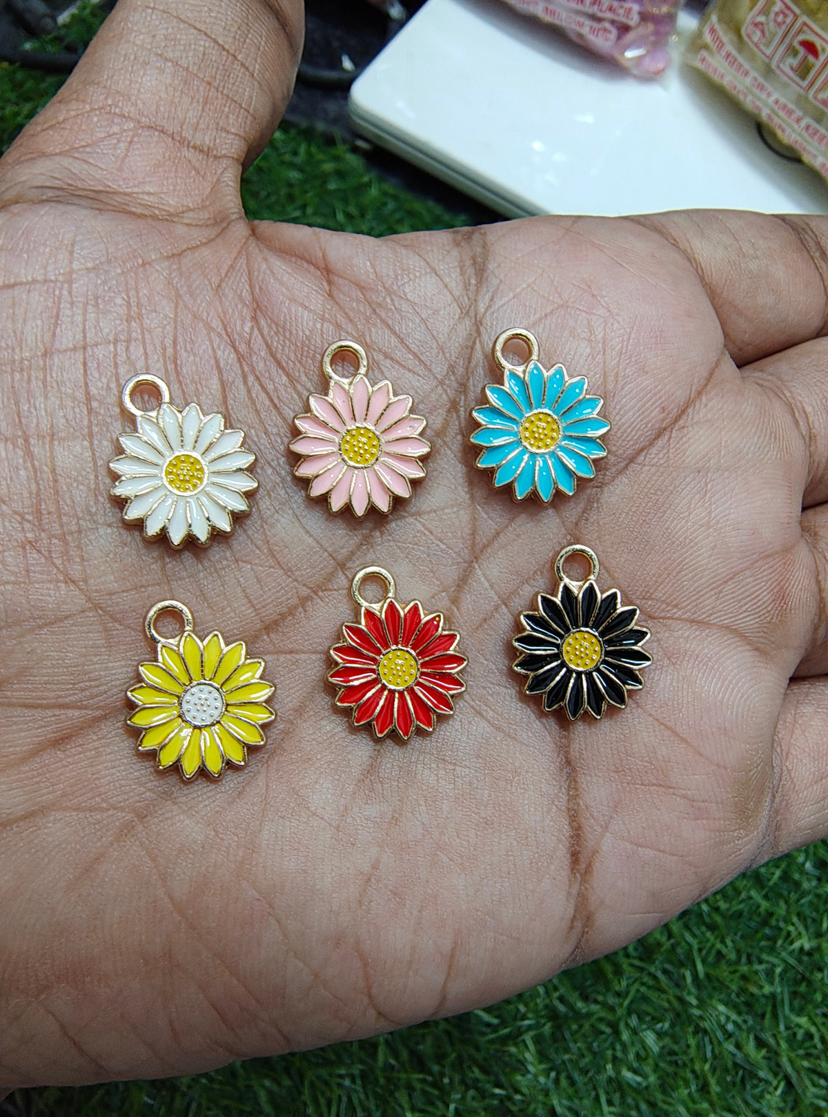 Medium size daisy enamal charm ( EC1019 )