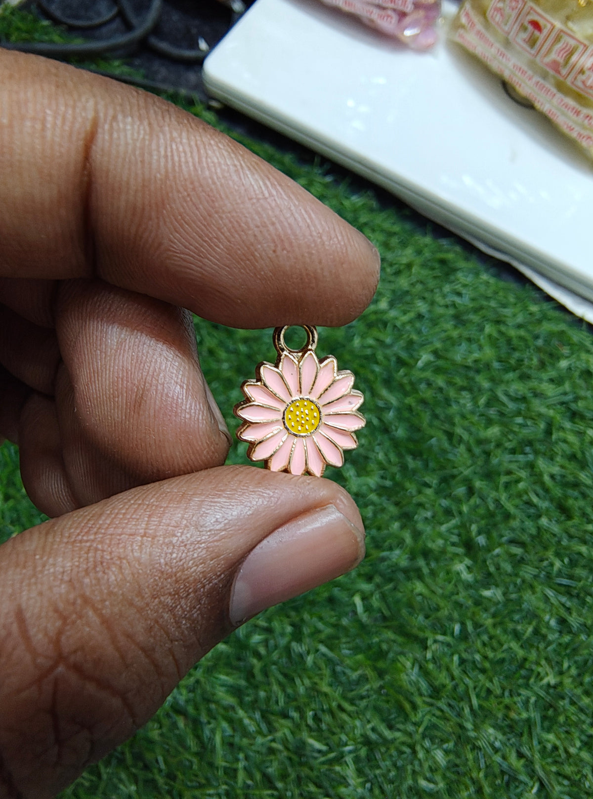 Medium size daisy enamal charm ( EC1019 )
