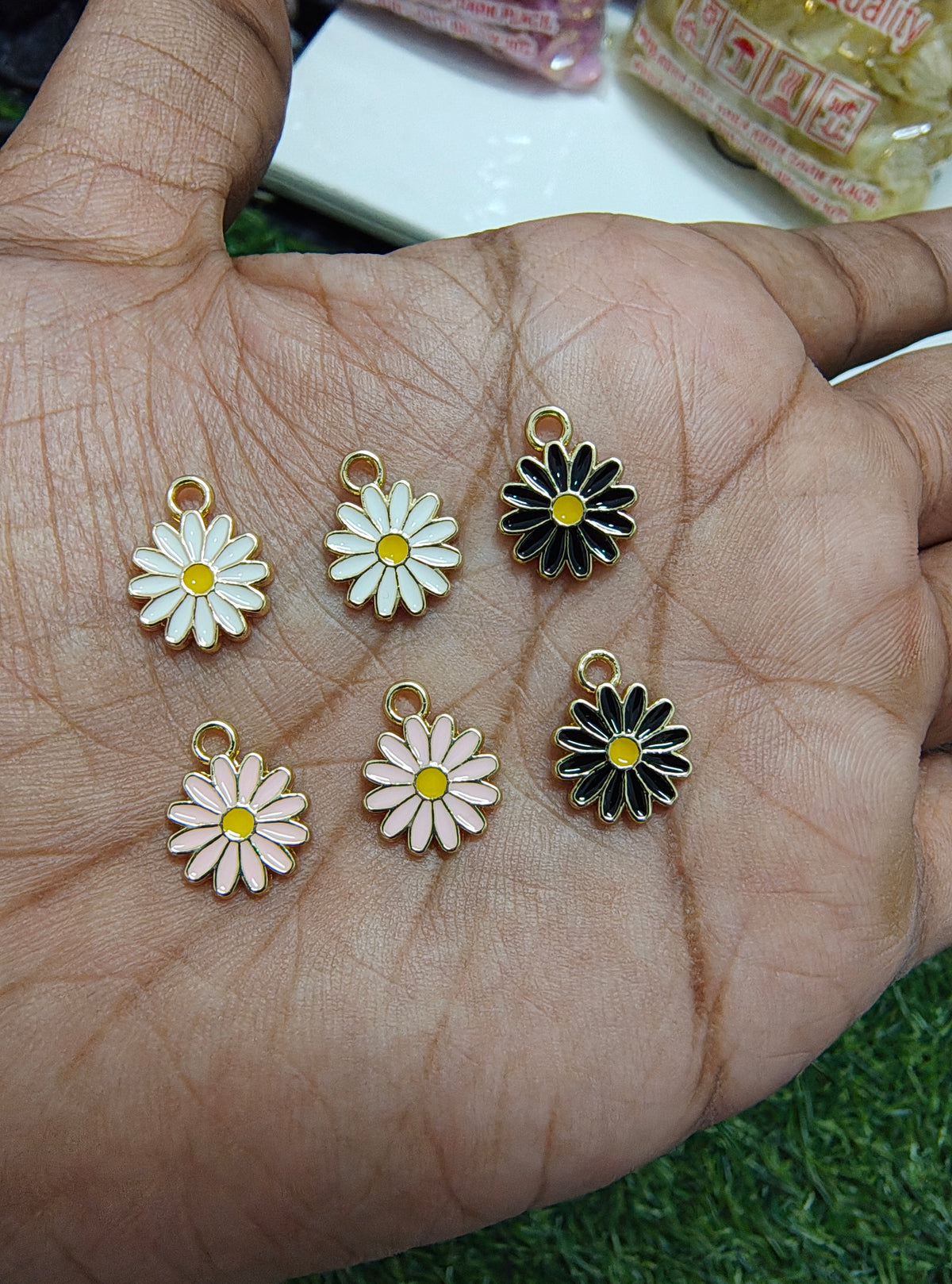 Small daisy charm ( EC1023 )