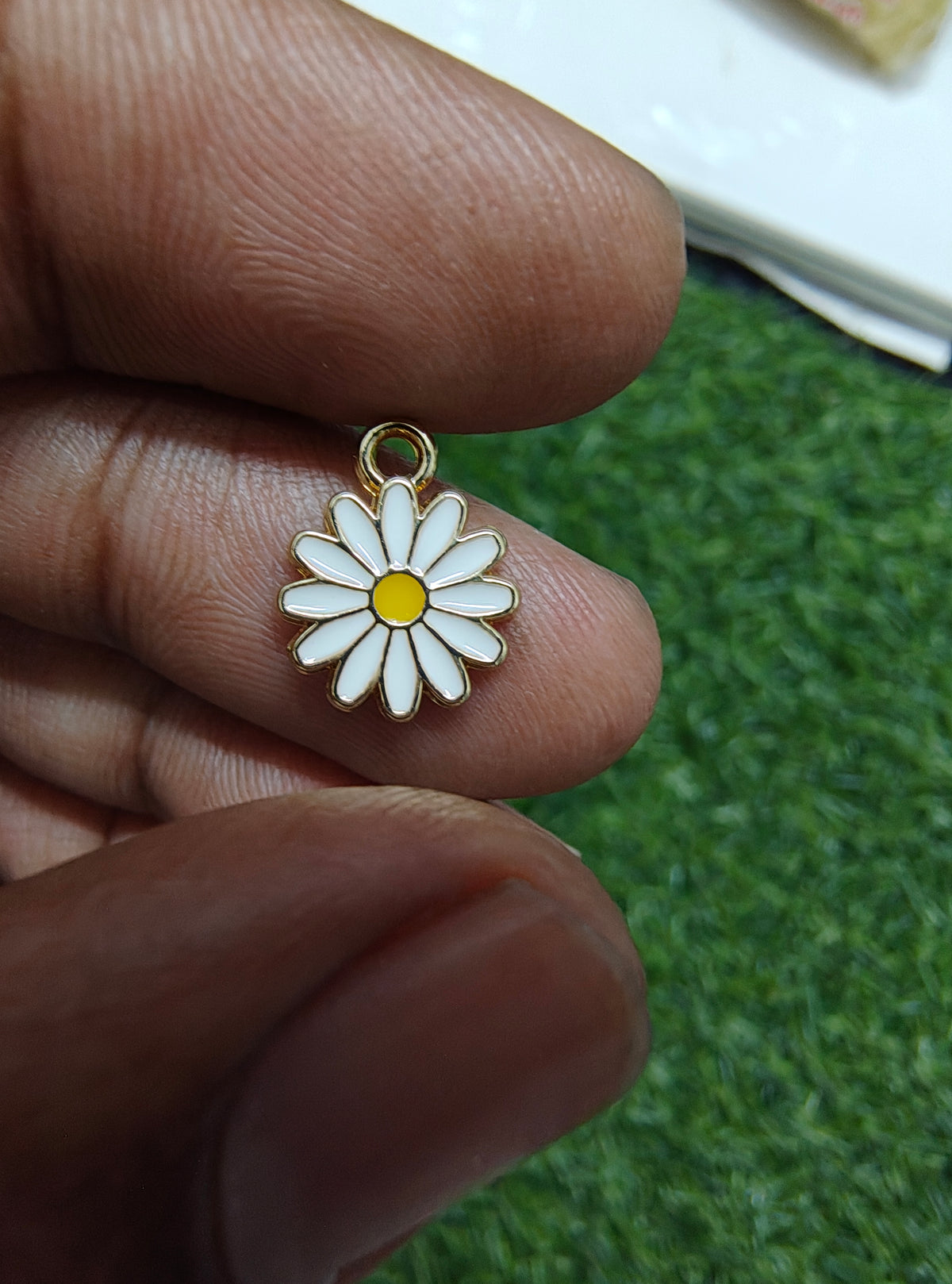 Small daisy charm ( EC1023 )