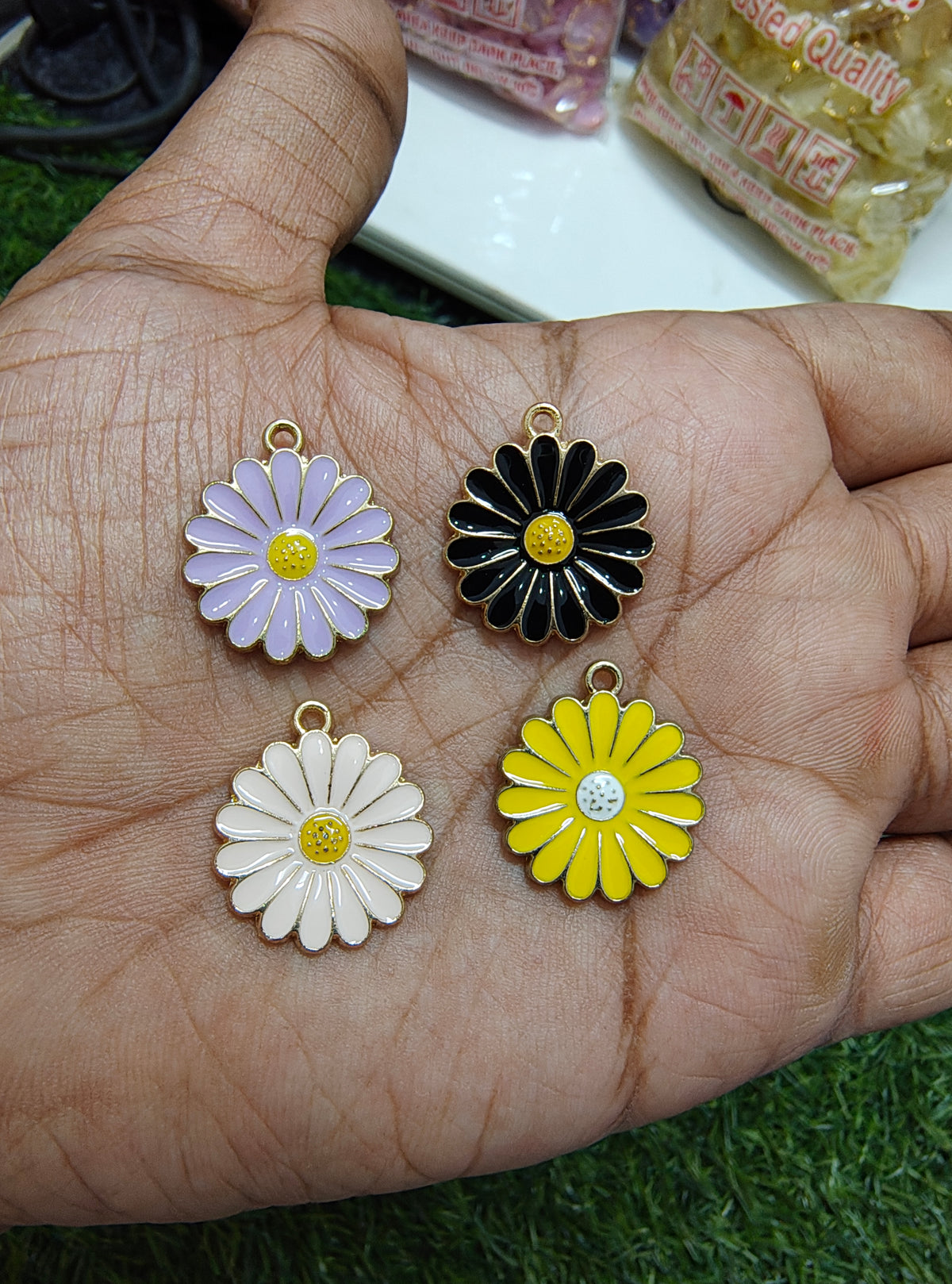 Daisy charm 1 st quality ( EC1026 )