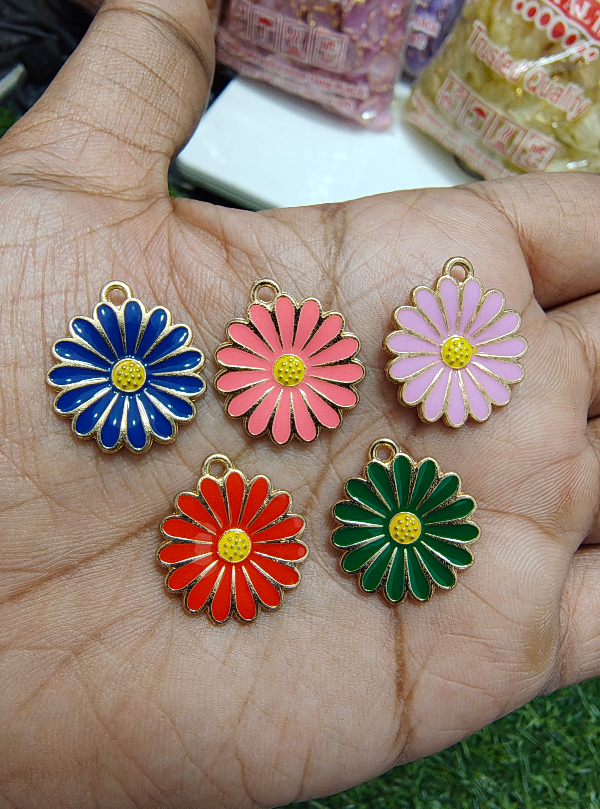Daisy charm 2 nd quality ( EC1027 )