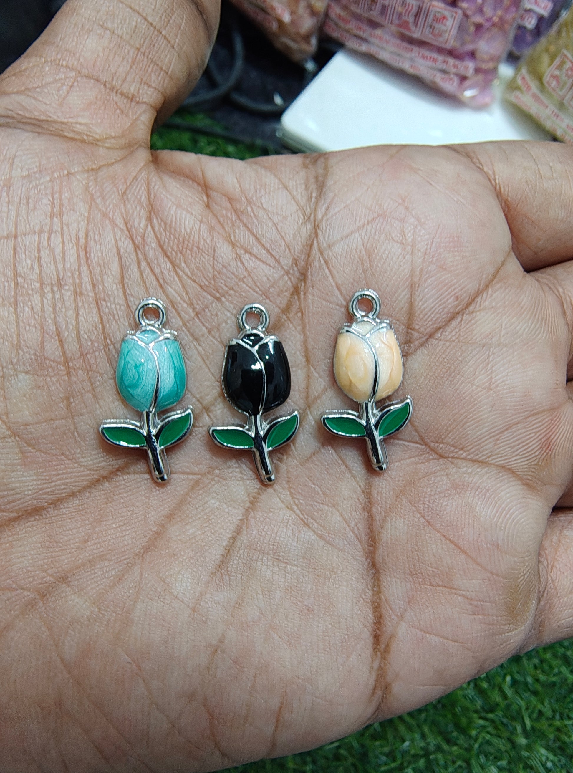 Tulip enamal charm