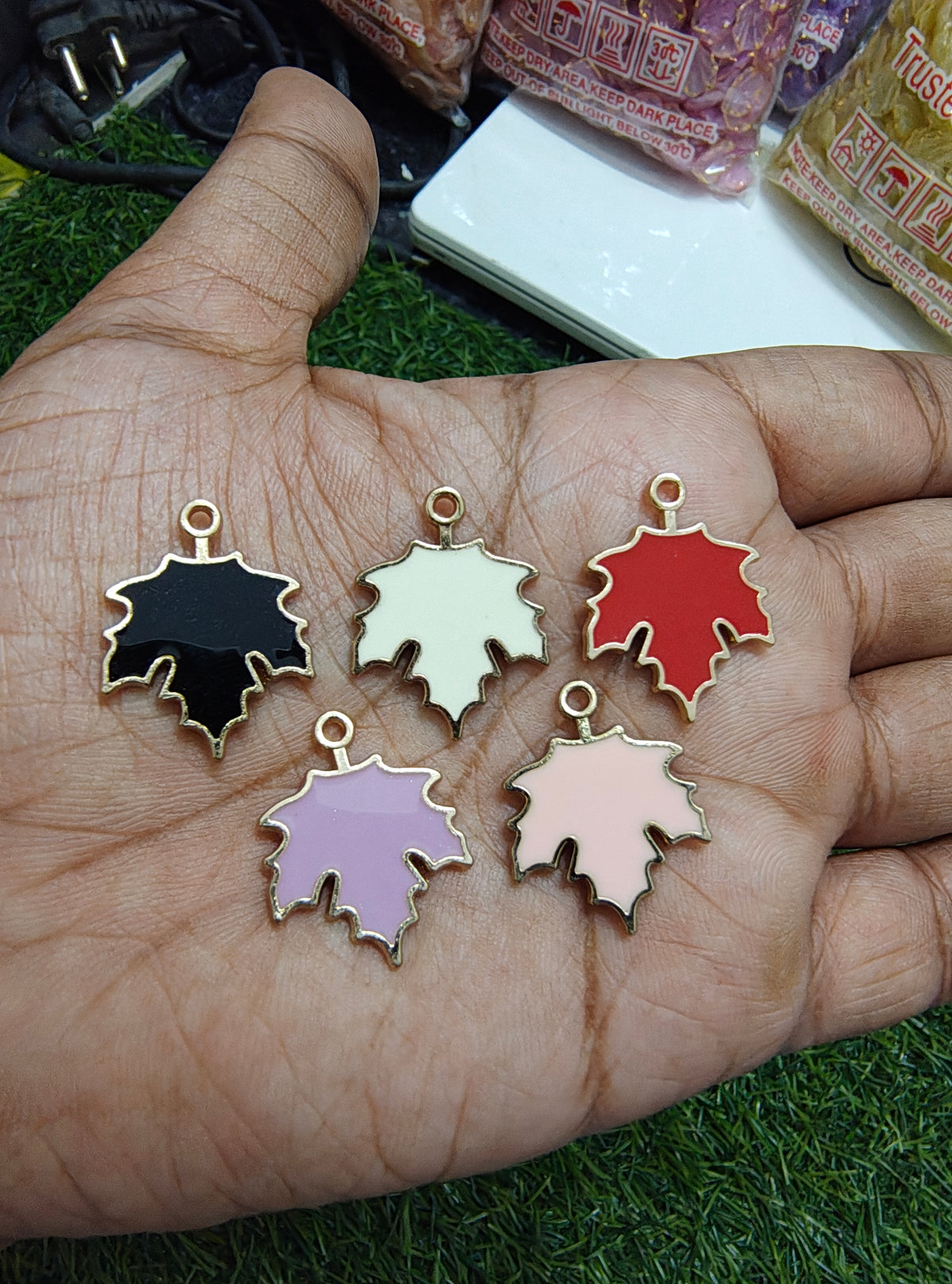 Plain big leaf enamal charm ( EC1035 )