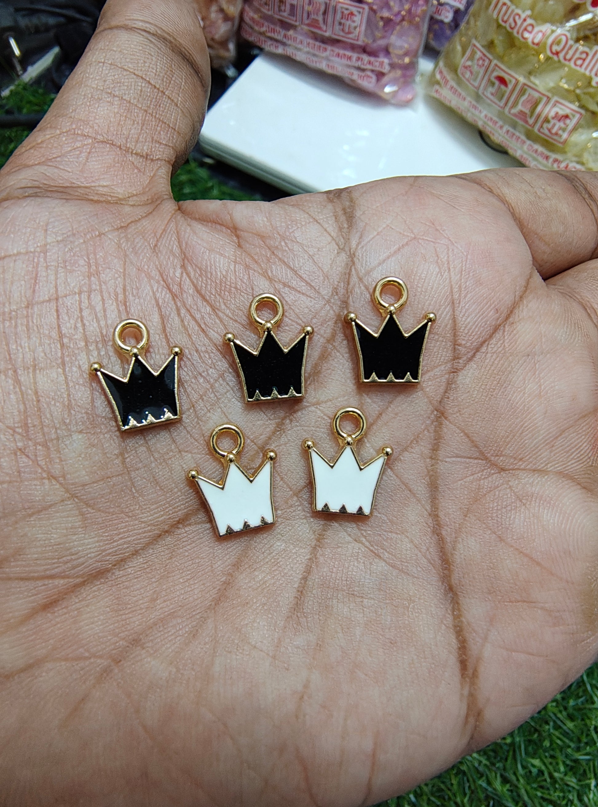 Crown enamal charm