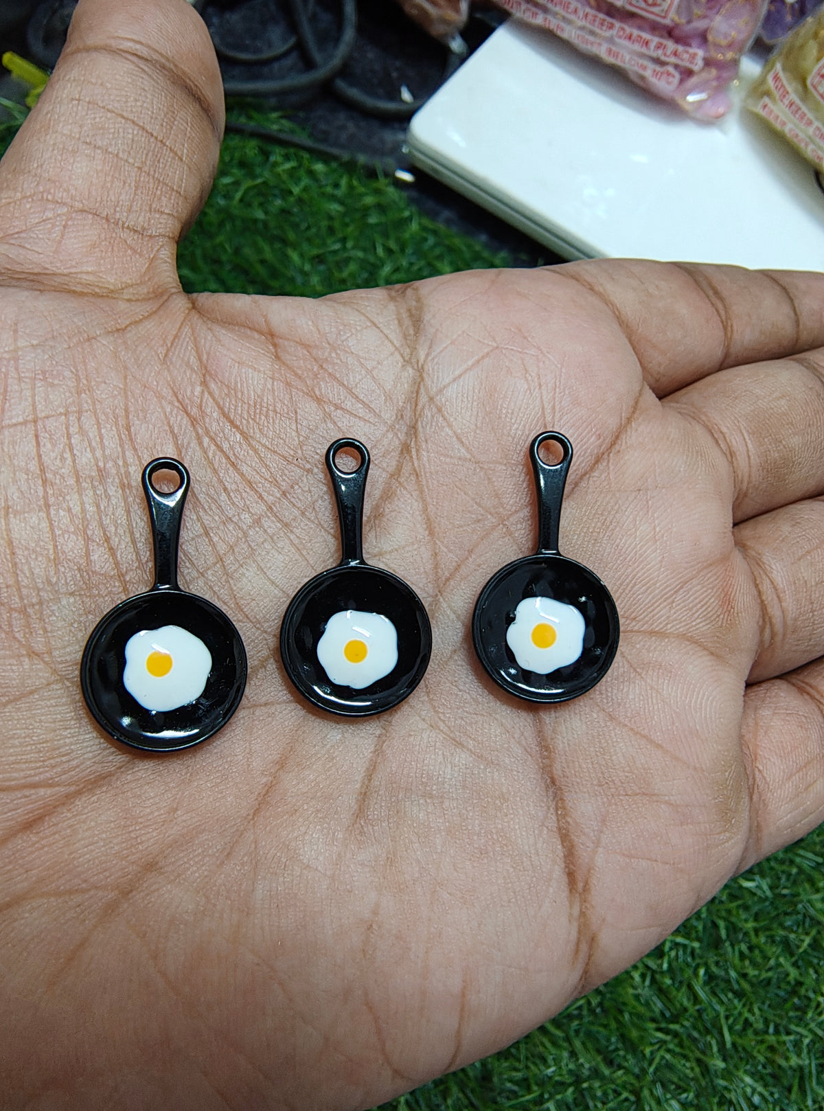 Fry pan charm ( EC1050 )