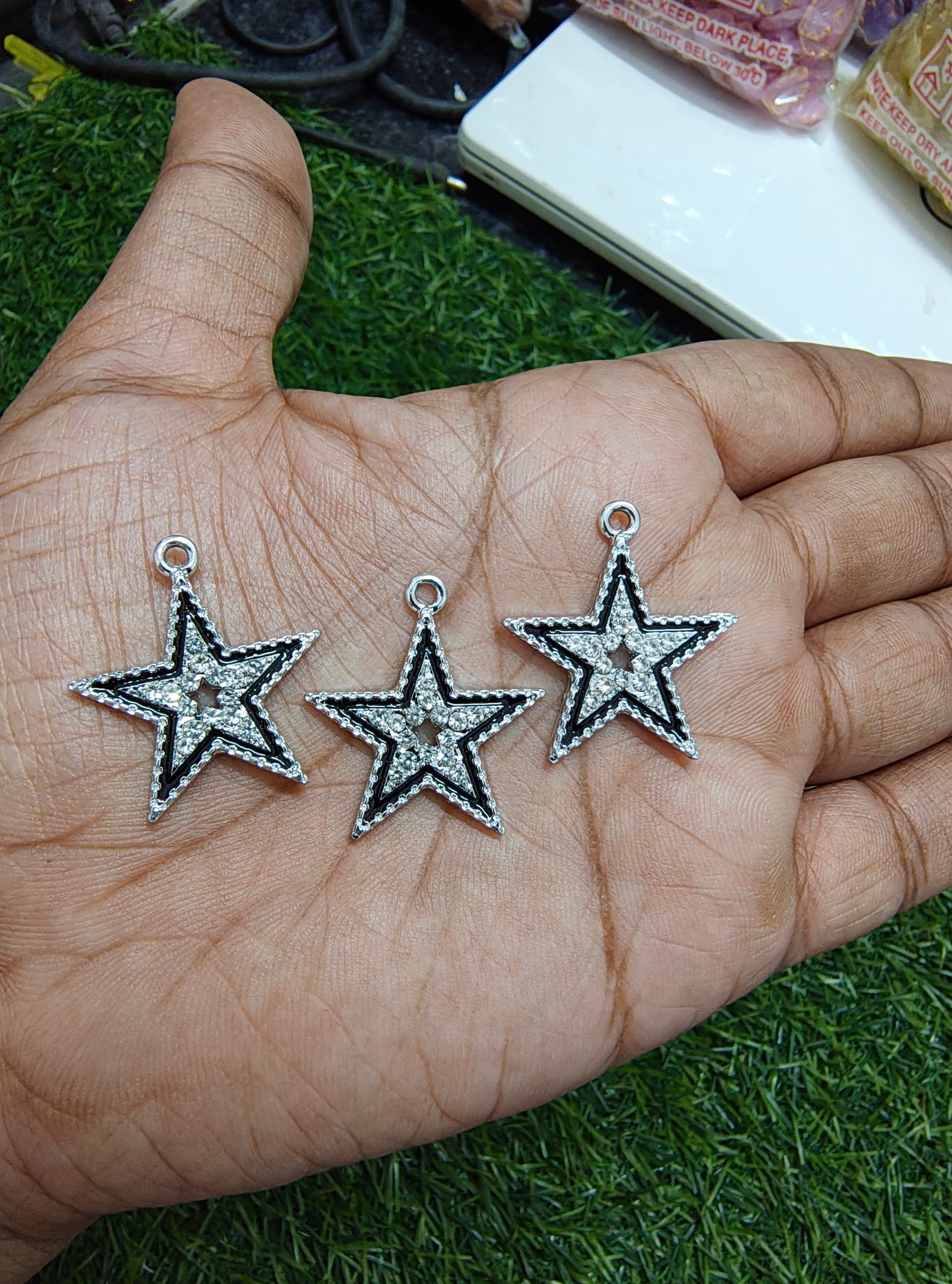 Big stone star with black outline