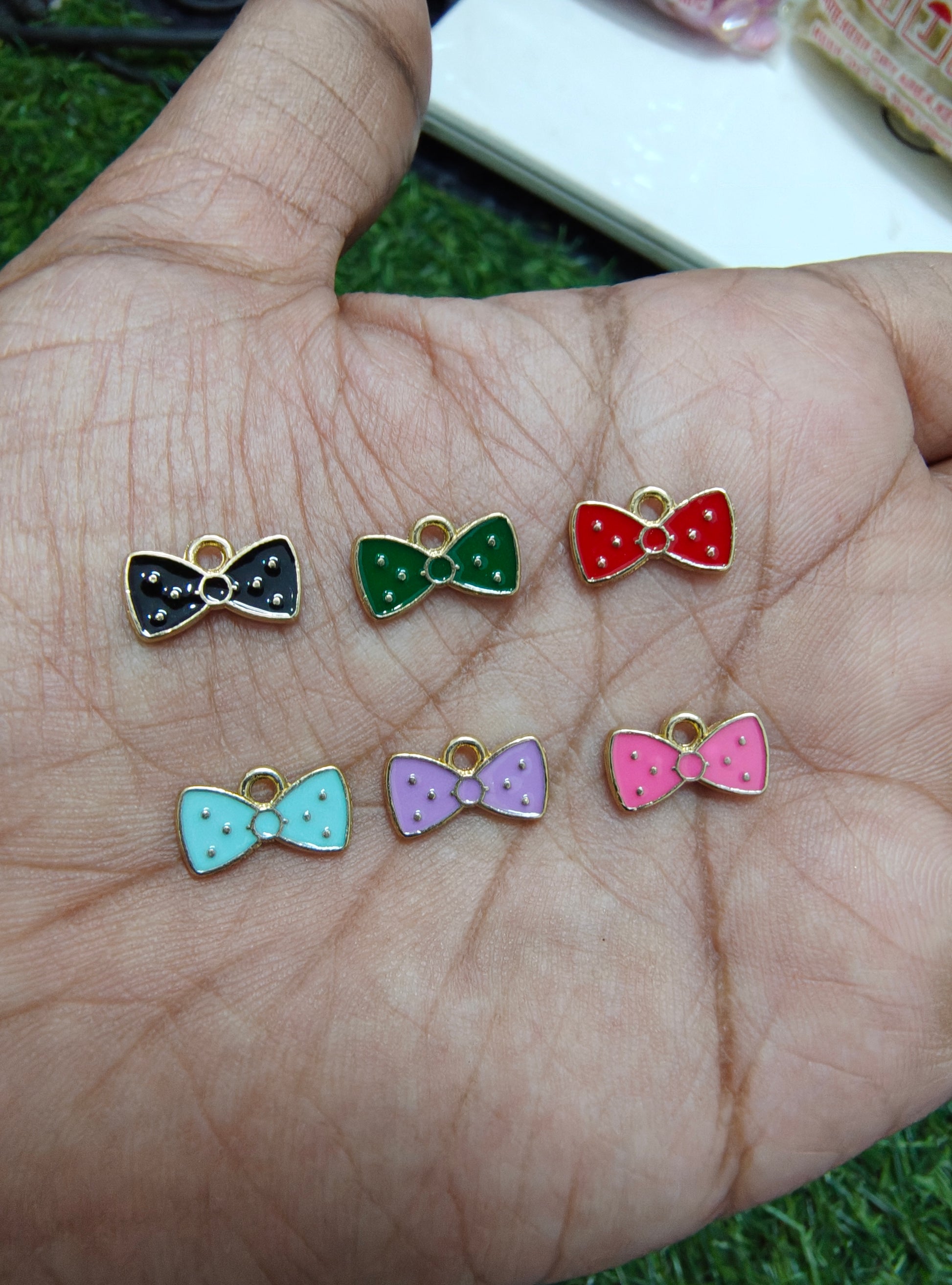 Small Bow enamal charm with dot