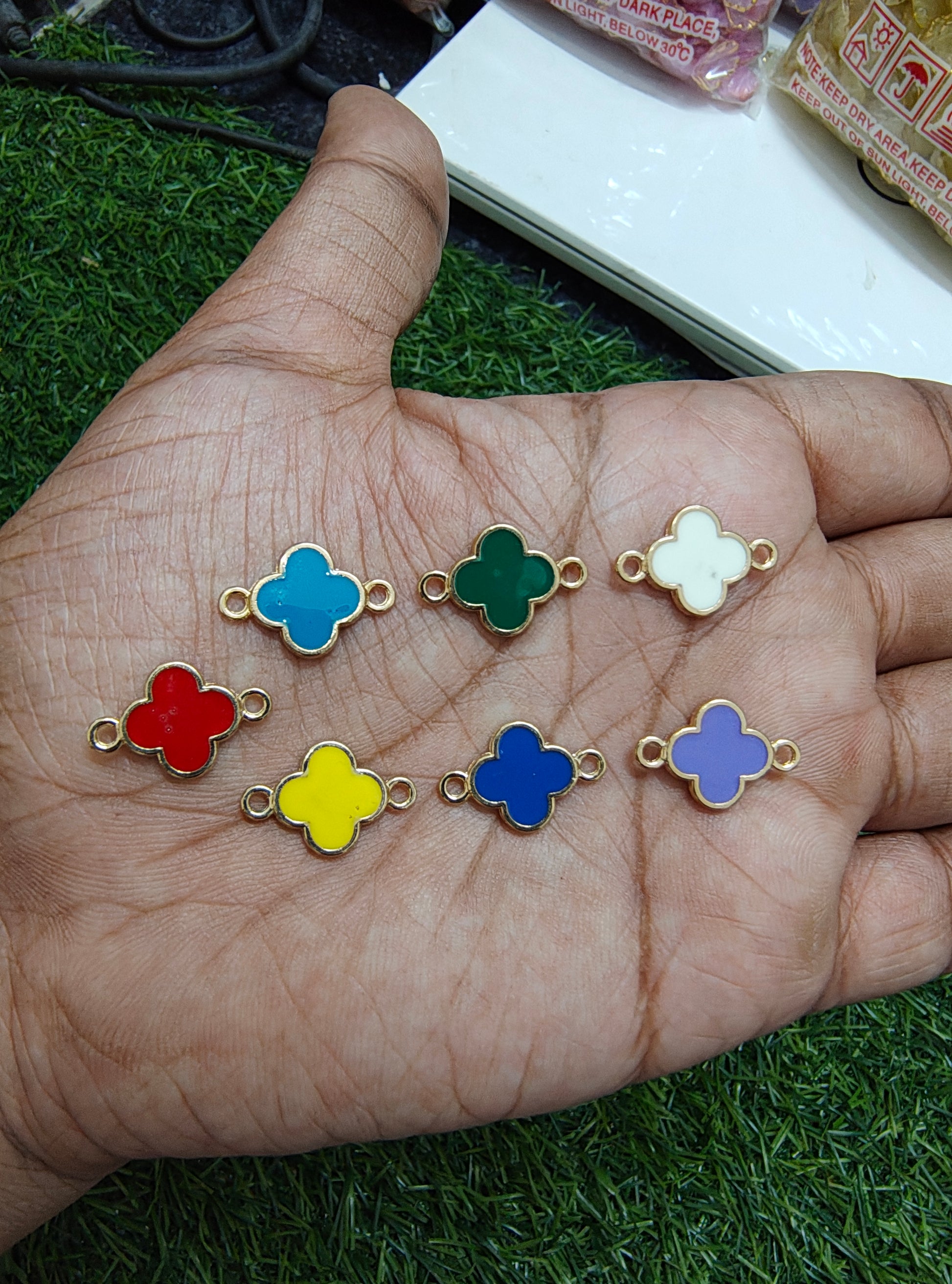 Quatrefoil charm connector