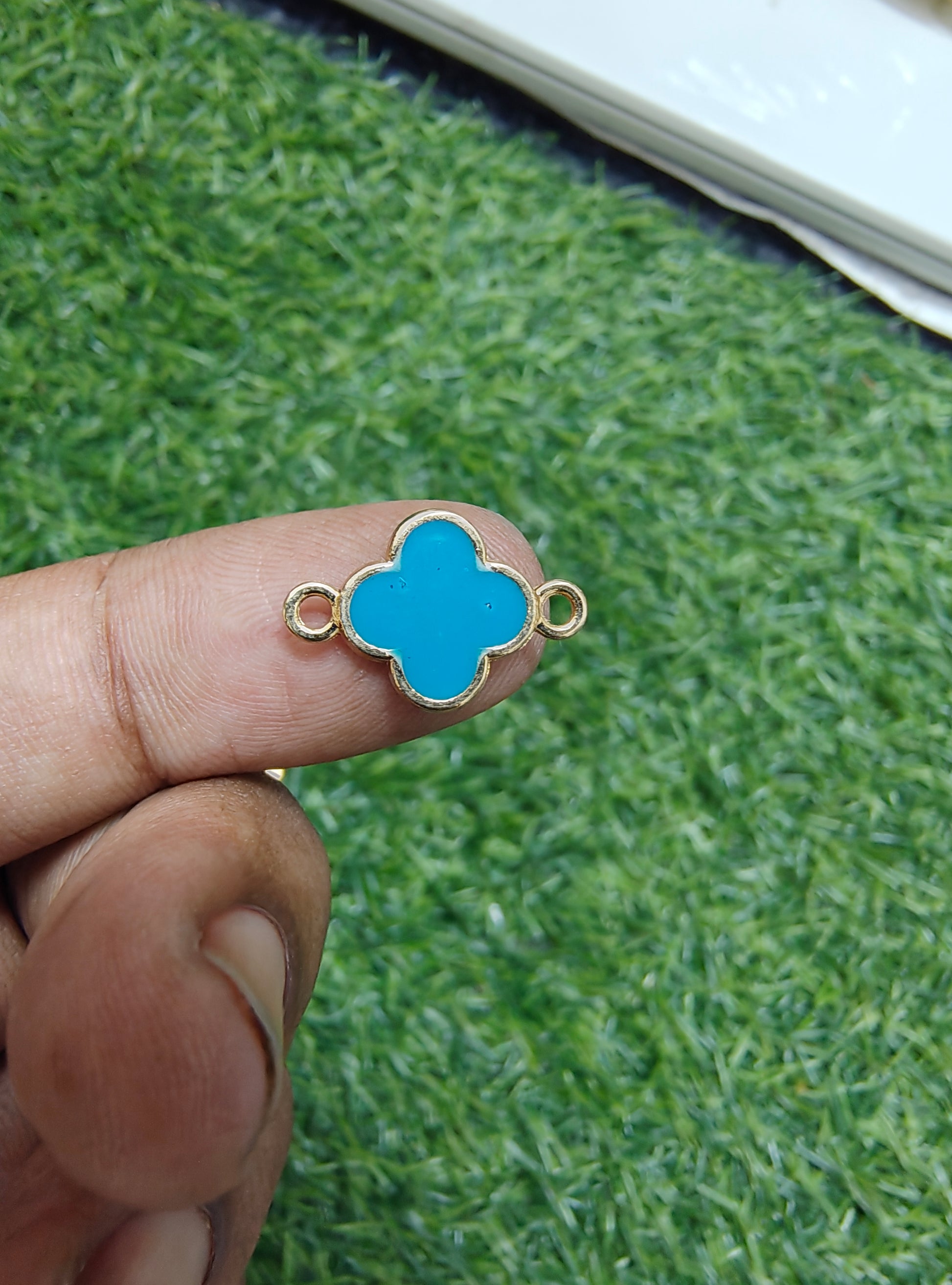 Quatrefoil charm connector