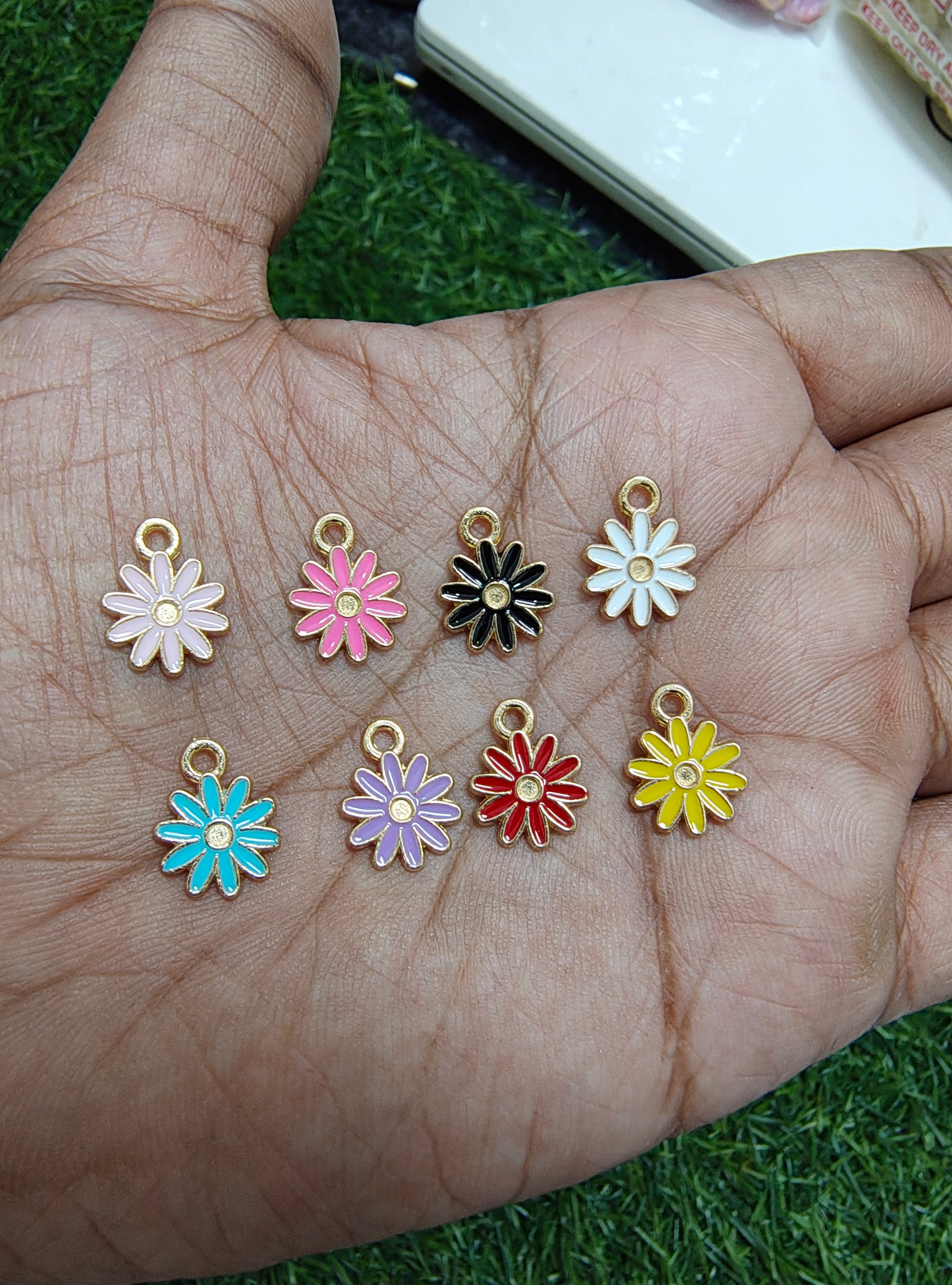 Small daisy charm type 2