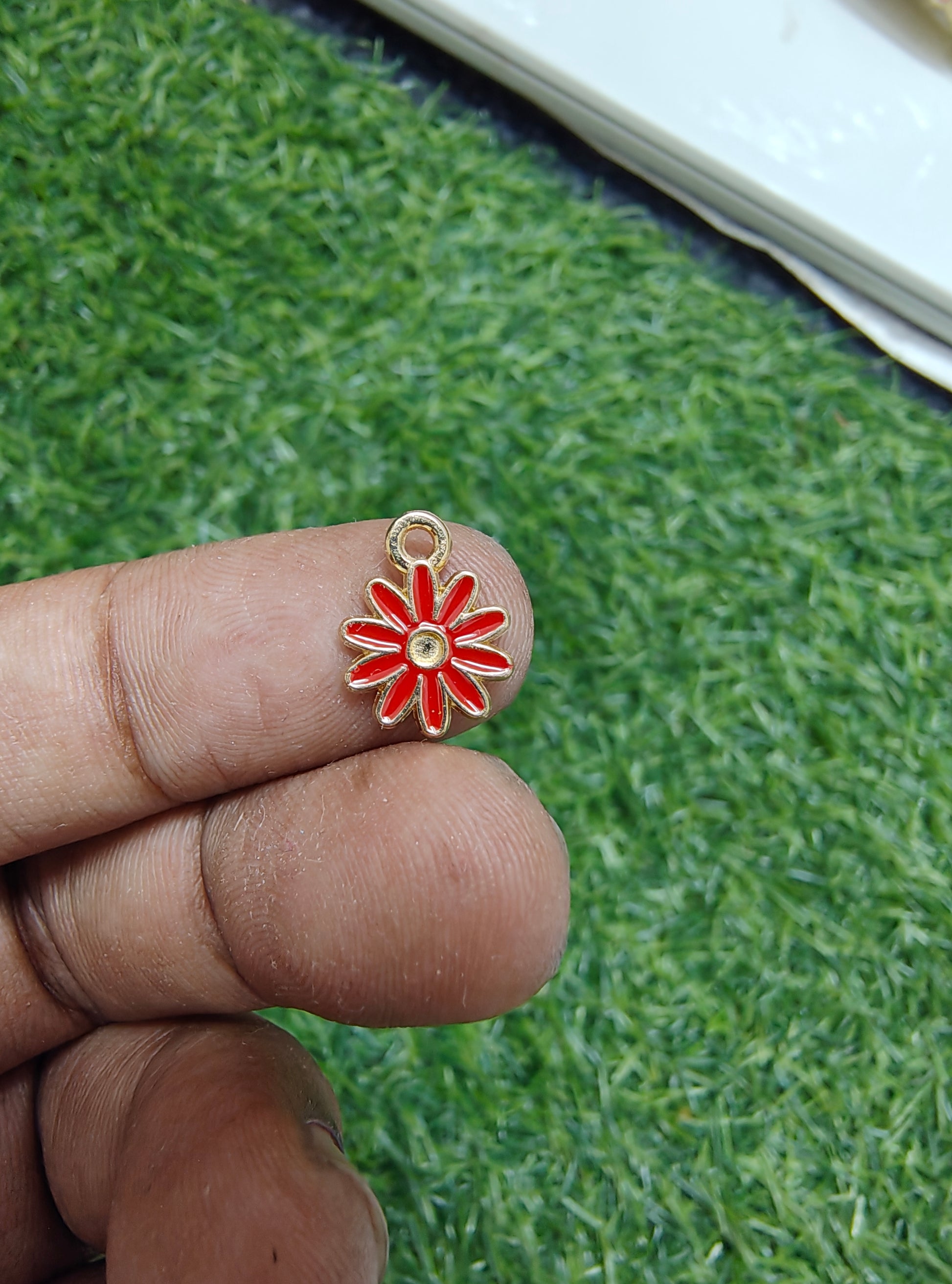 Small daisy charm type 2