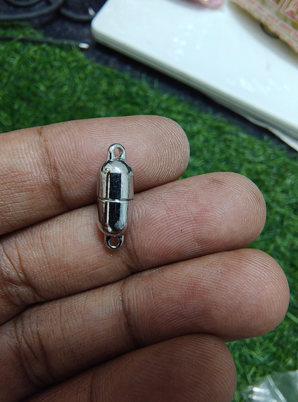 Long magnet charm