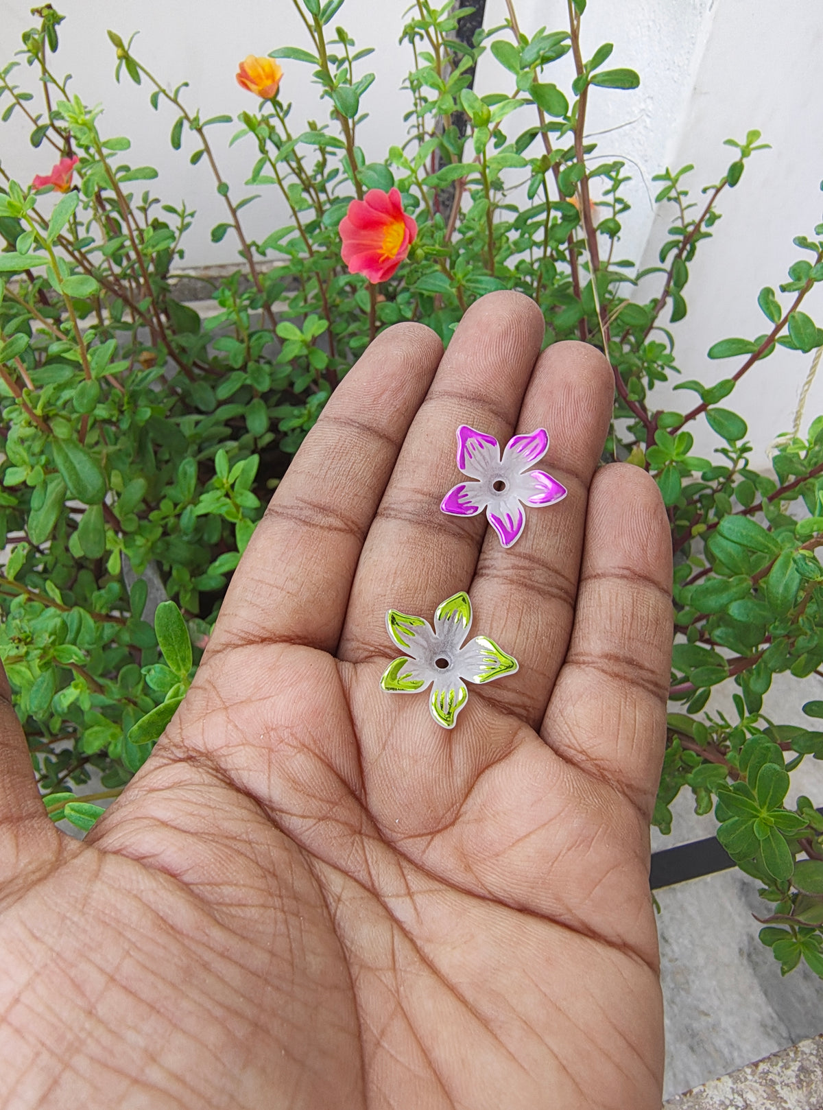 Mix colour white base sharp edge acrylic flower (AB2074)
