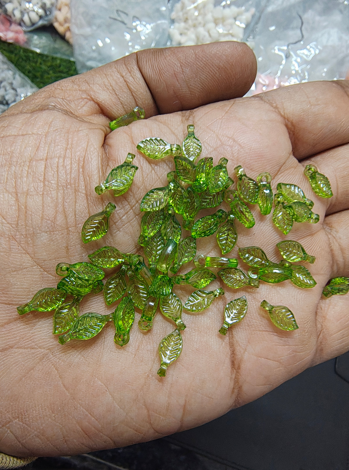 Small acrylic green leaf beads (AB2079)