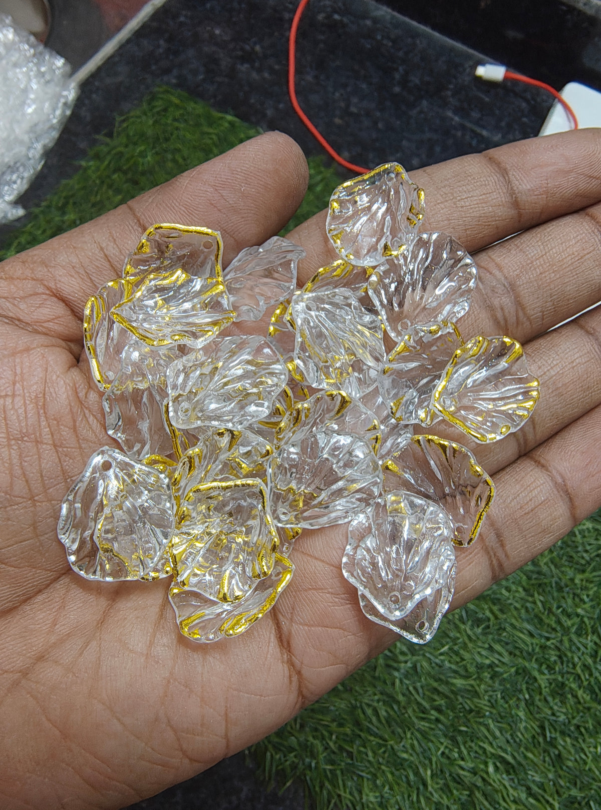 Acrylic transparent broad leaf beads (AB2066)