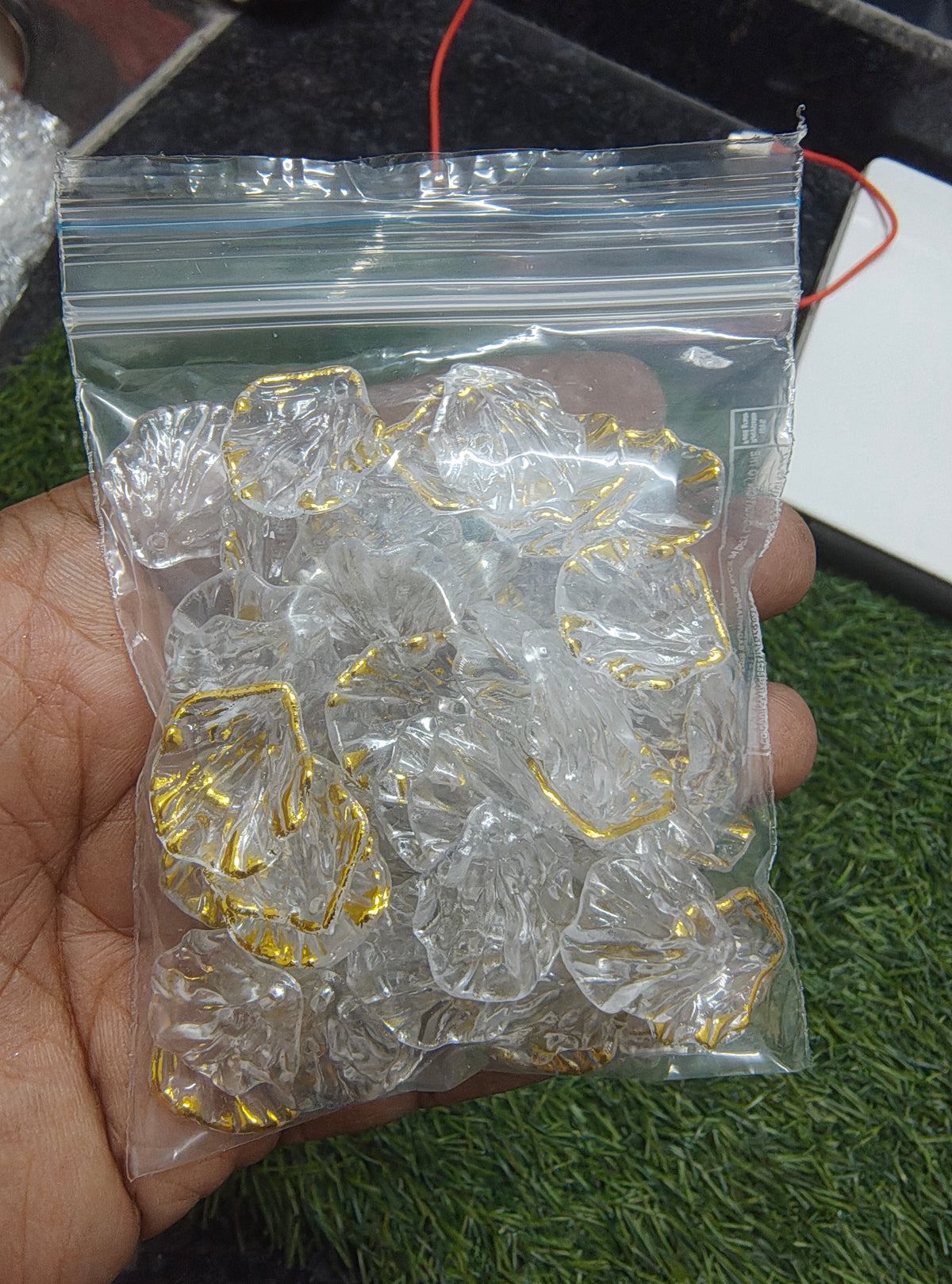 Acrylic transparent broad leaf beads (AB2066)