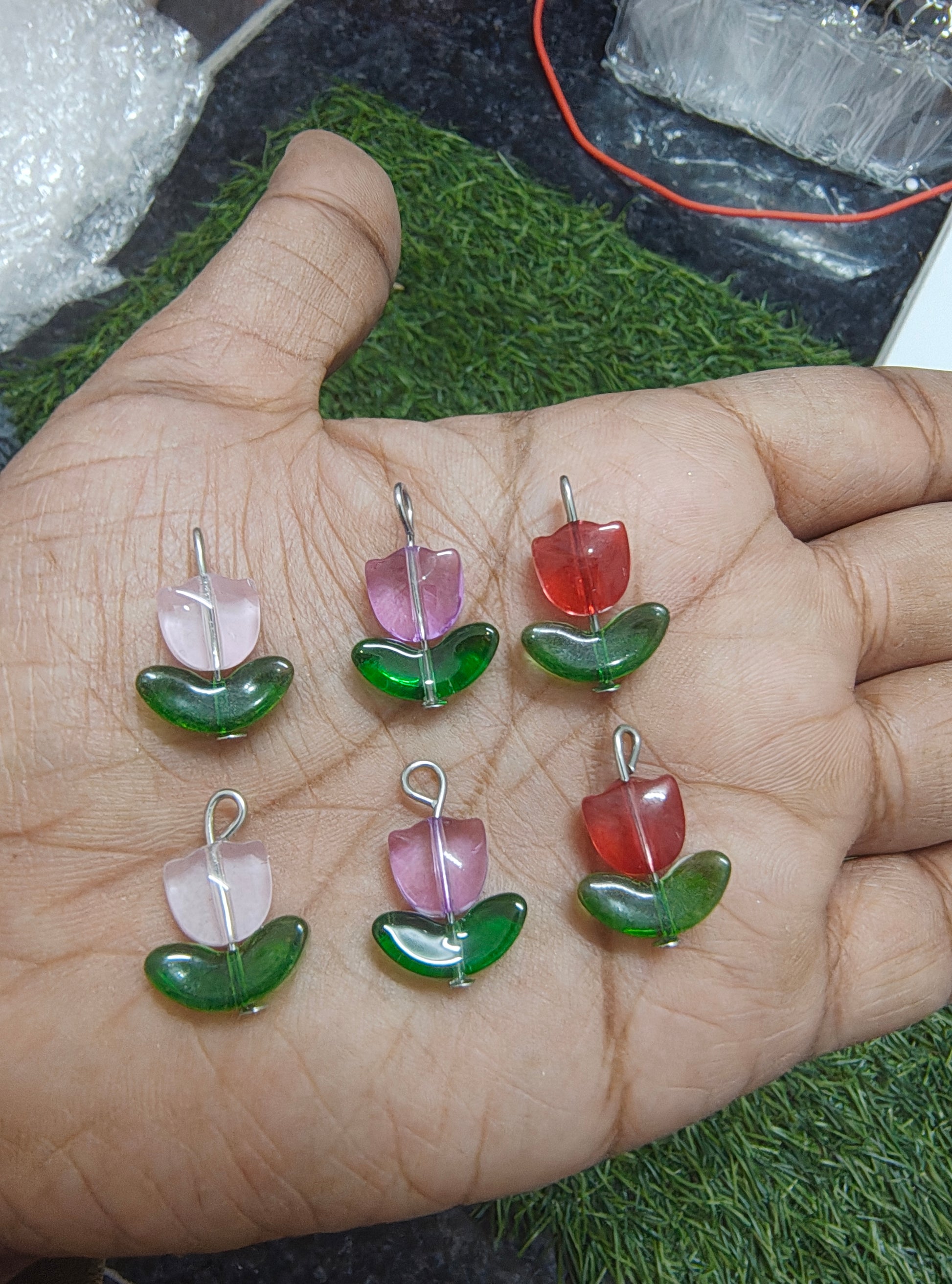 Glass tulip with headpin