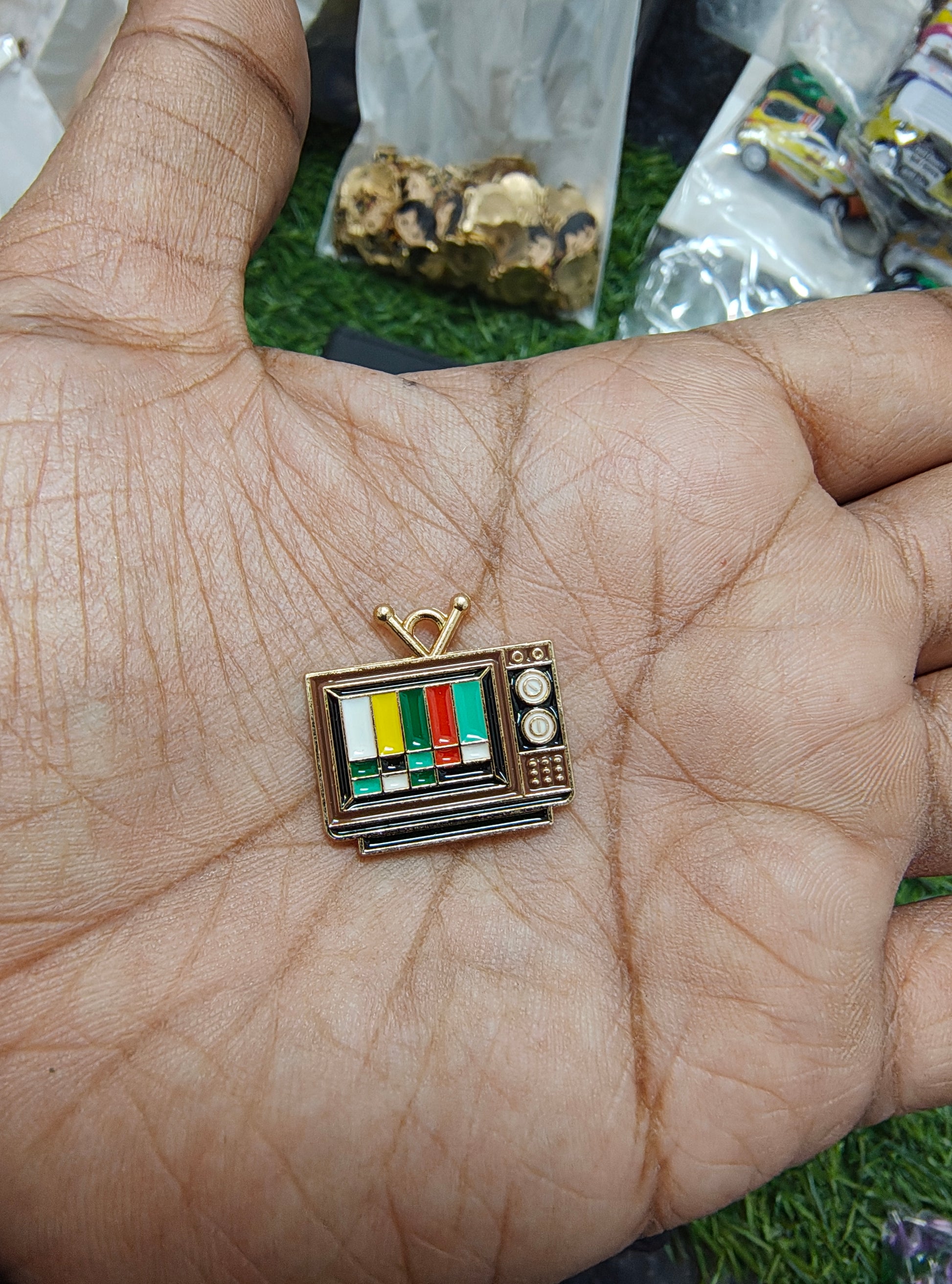 Tv enamal charm