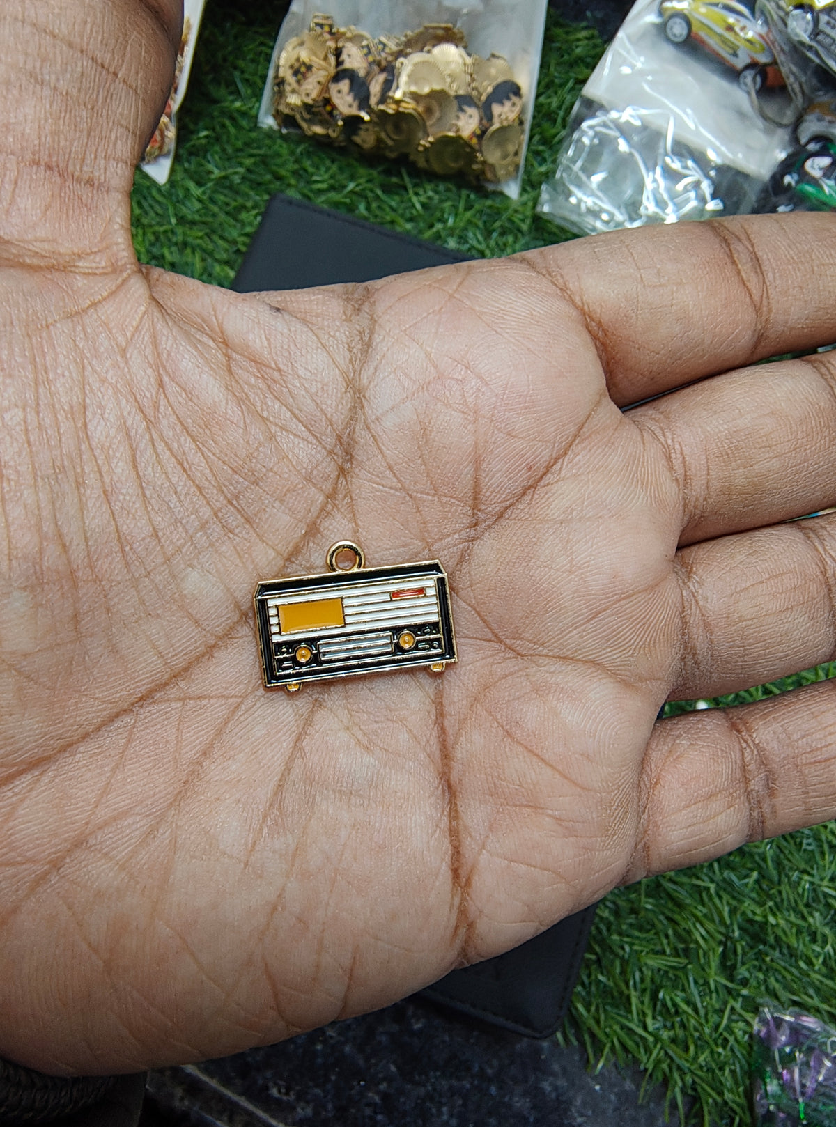Radio enamal charm ( EC1089 )
