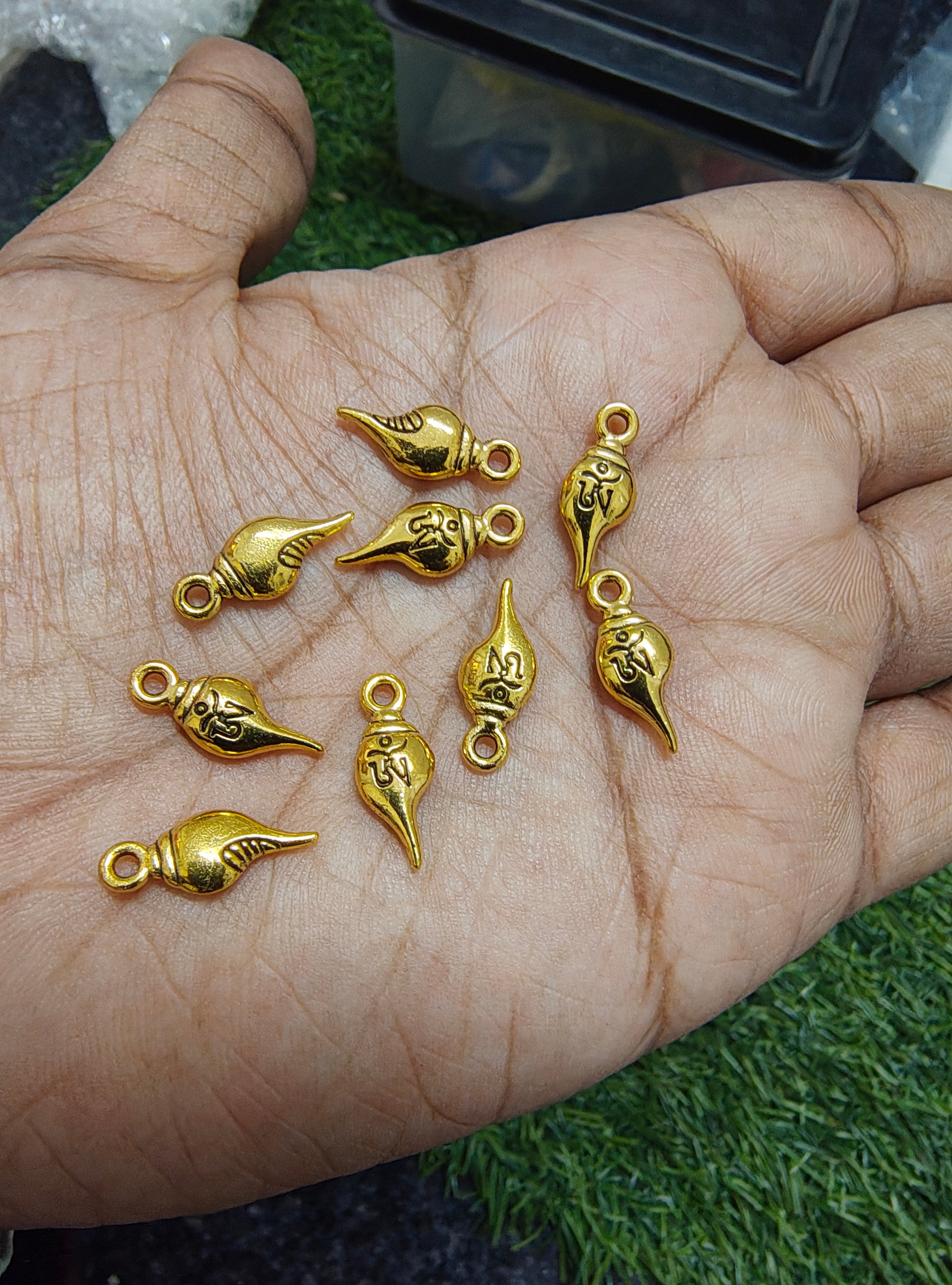 Small golden metal charm 9 design