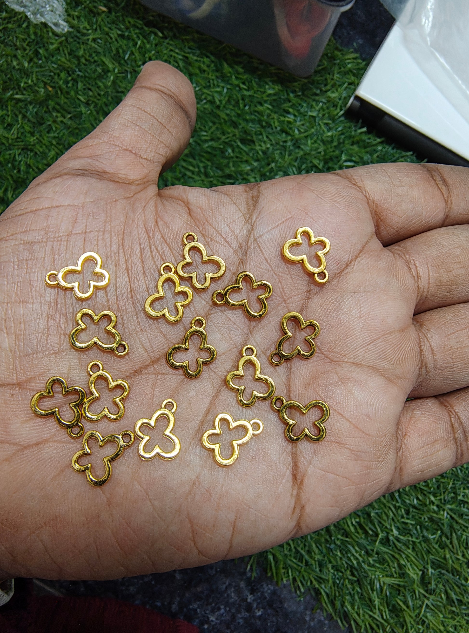 Small golden metal charm 9 design