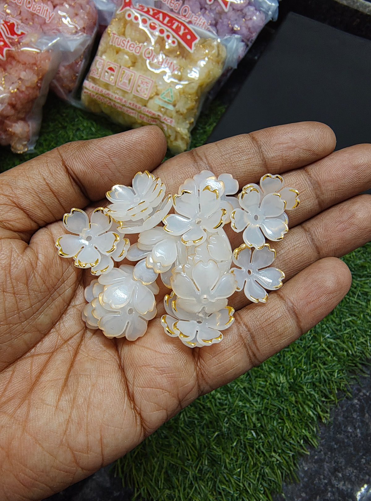 Colour acrylic flower beads 20mm size (AB2090)