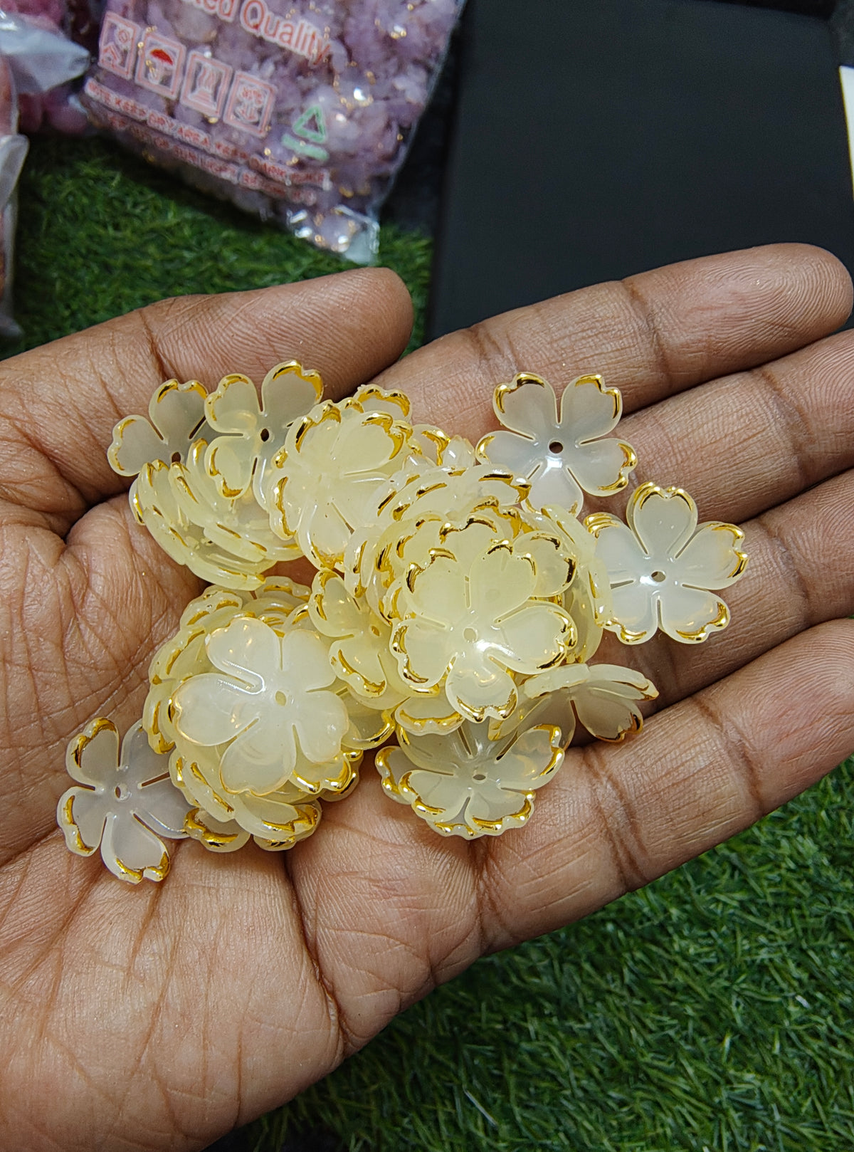 Colour acrylic flower beads 20mm size (AB2090)