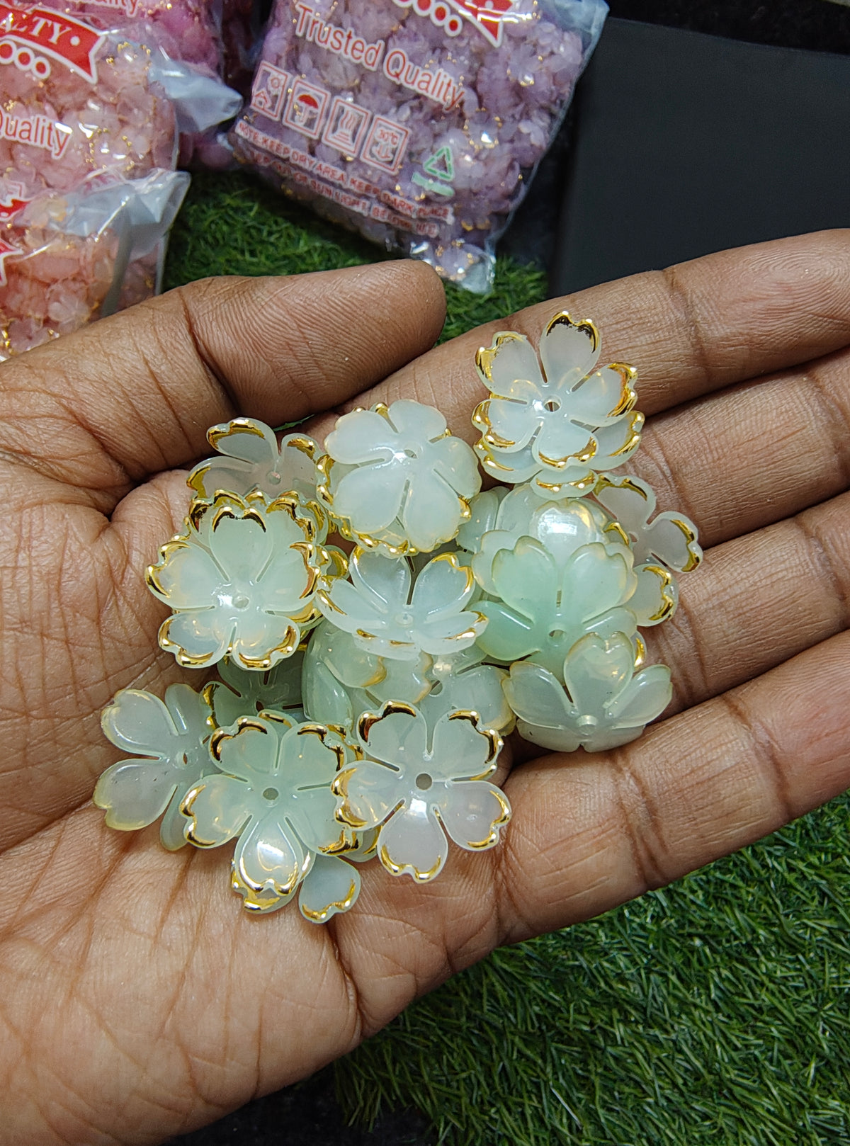 Colour acrylic flower beads 20mm size (AB2090)