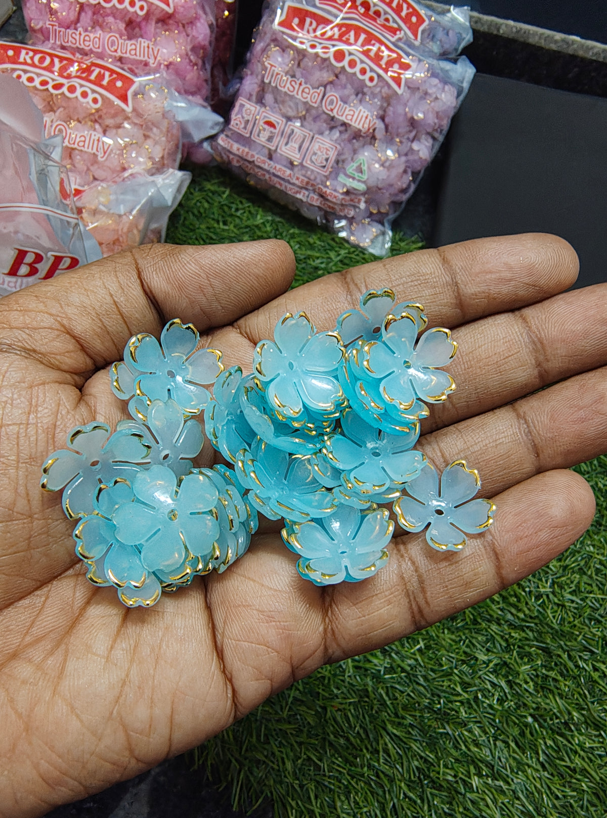 Colour acrylic flower beads 20mm size (AB2090)