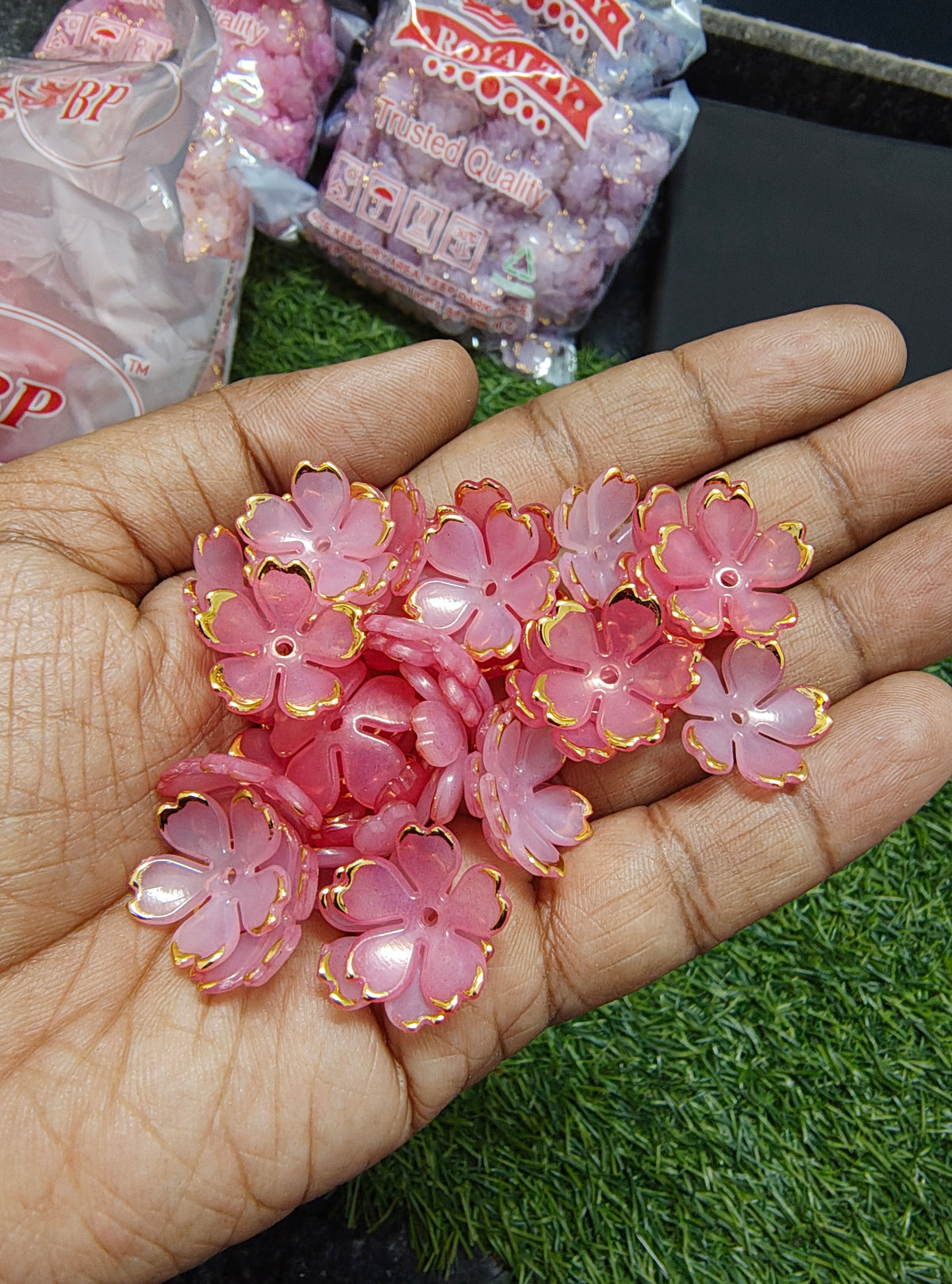 Colour acrylic flower beads 20mm size (AB2090)