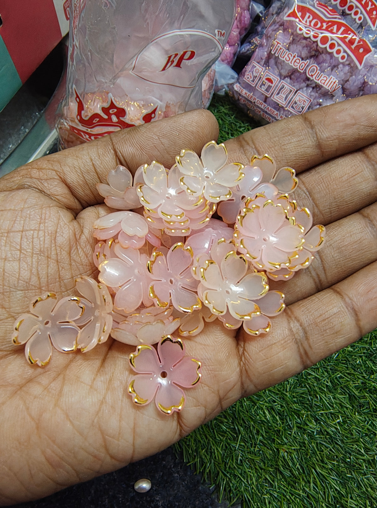 Colour acrylic flower beads 20mm size (AB2090)