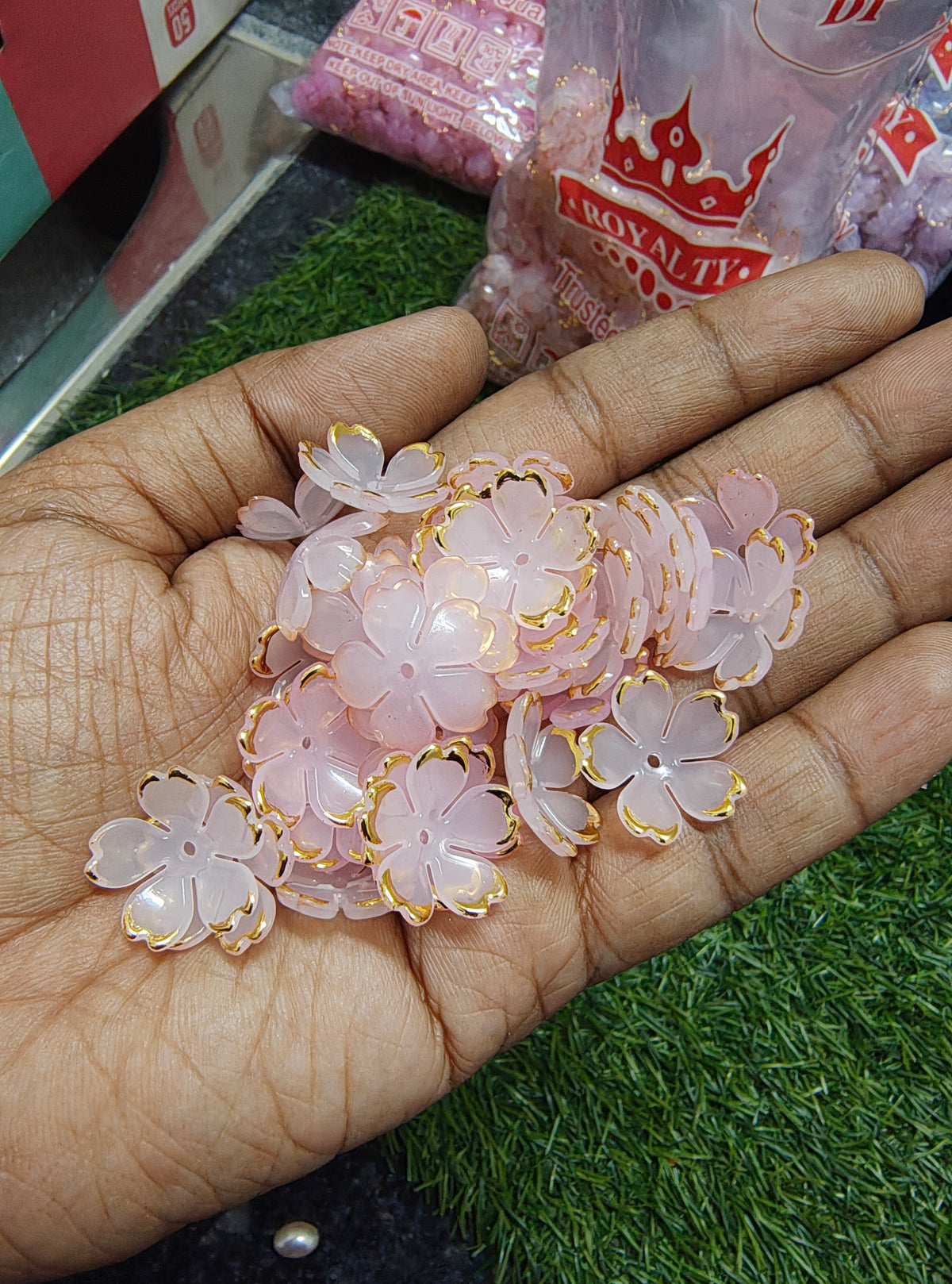 Colour acrylic flower beads 20mm size (AB2090)