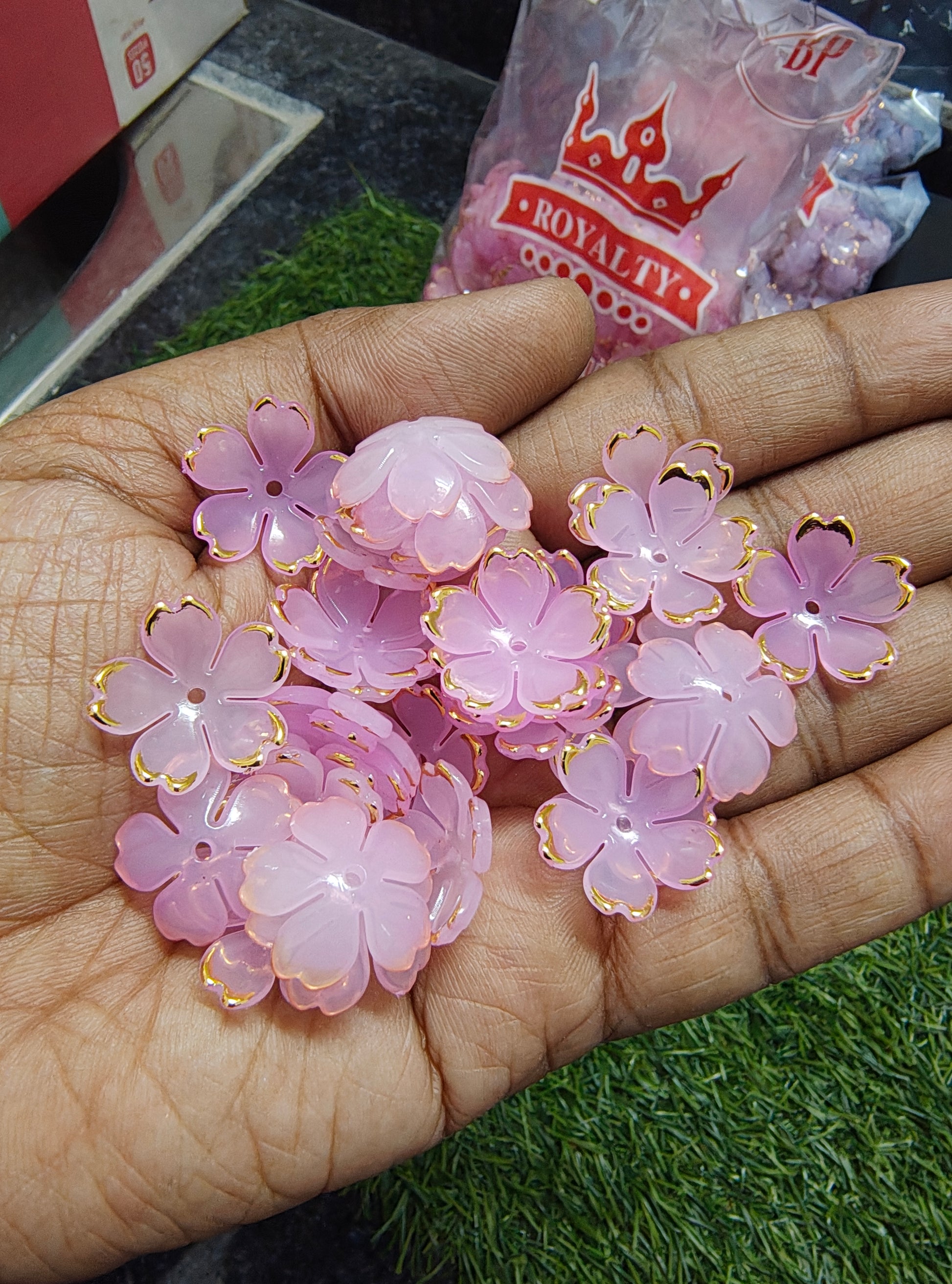 Colour acrylic flower beads 20mm size (AB2090)