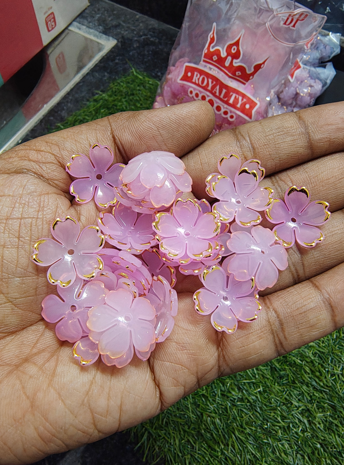 Colour acrylic flower beads 20mm size (AB2090)