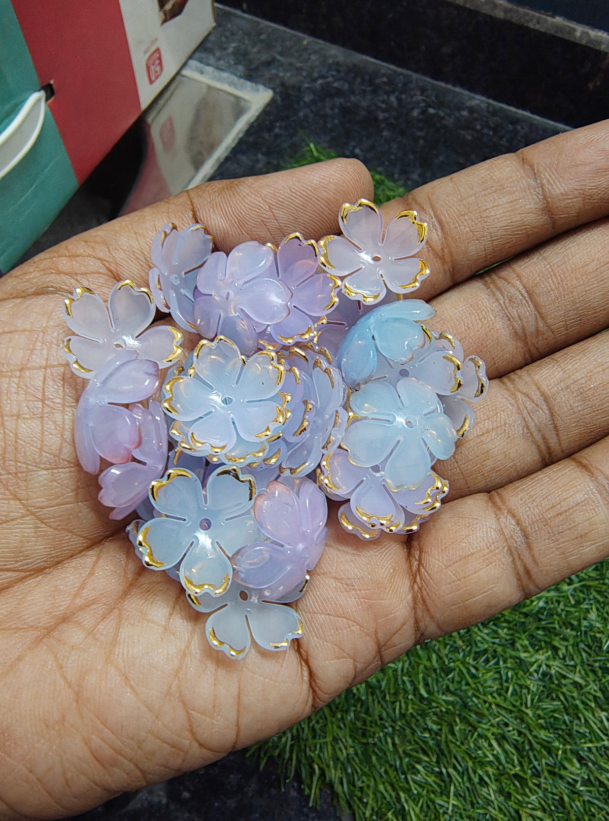 Colour acrylic flower beads 20mm size (AB2090)